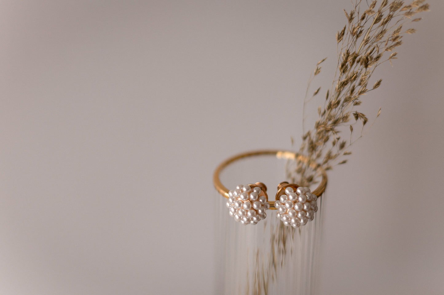 Brinco Meia Esfera de Micropérolas Dourado