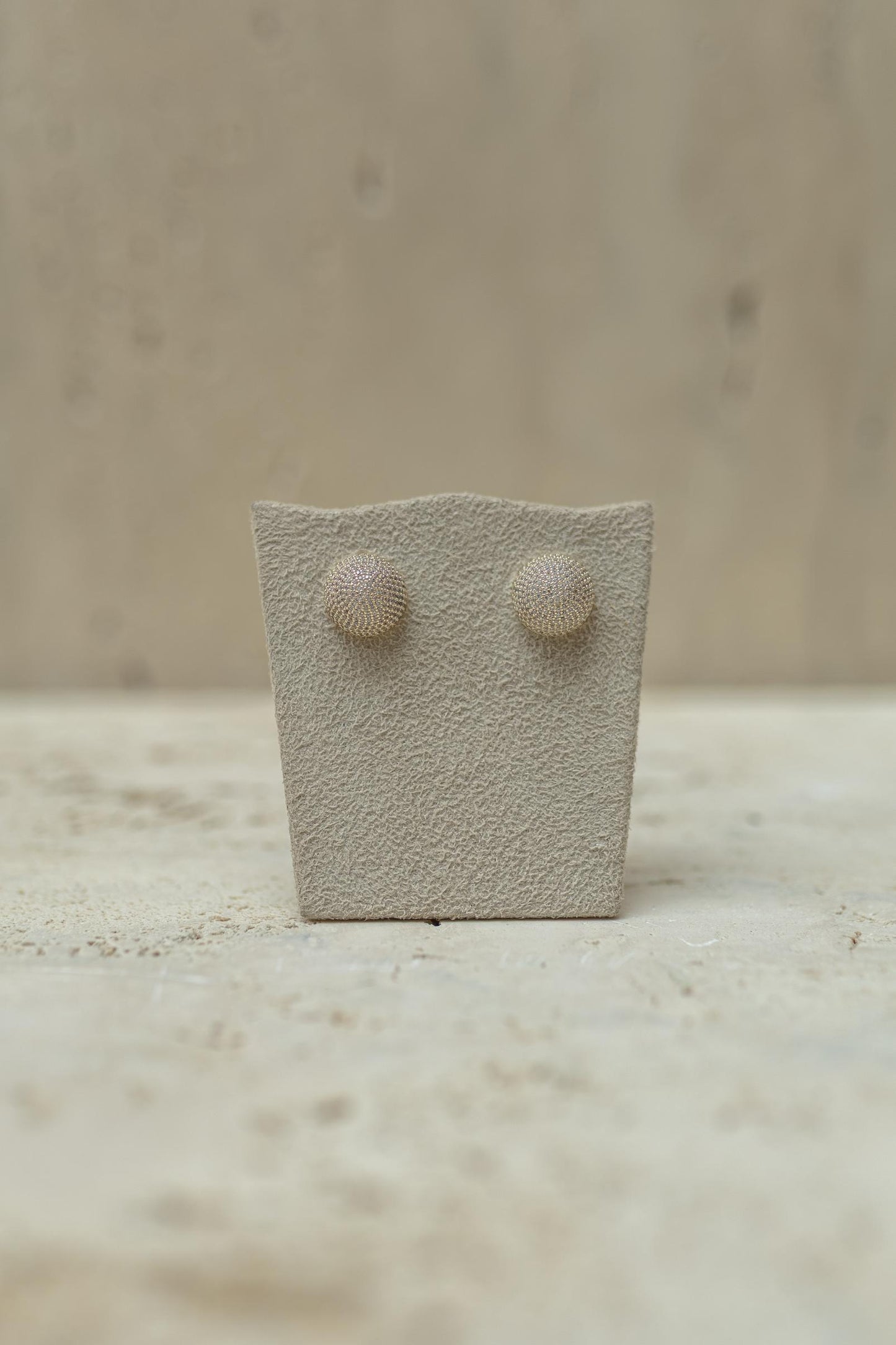 Brinco Meia Esfera Cravejado Dourado