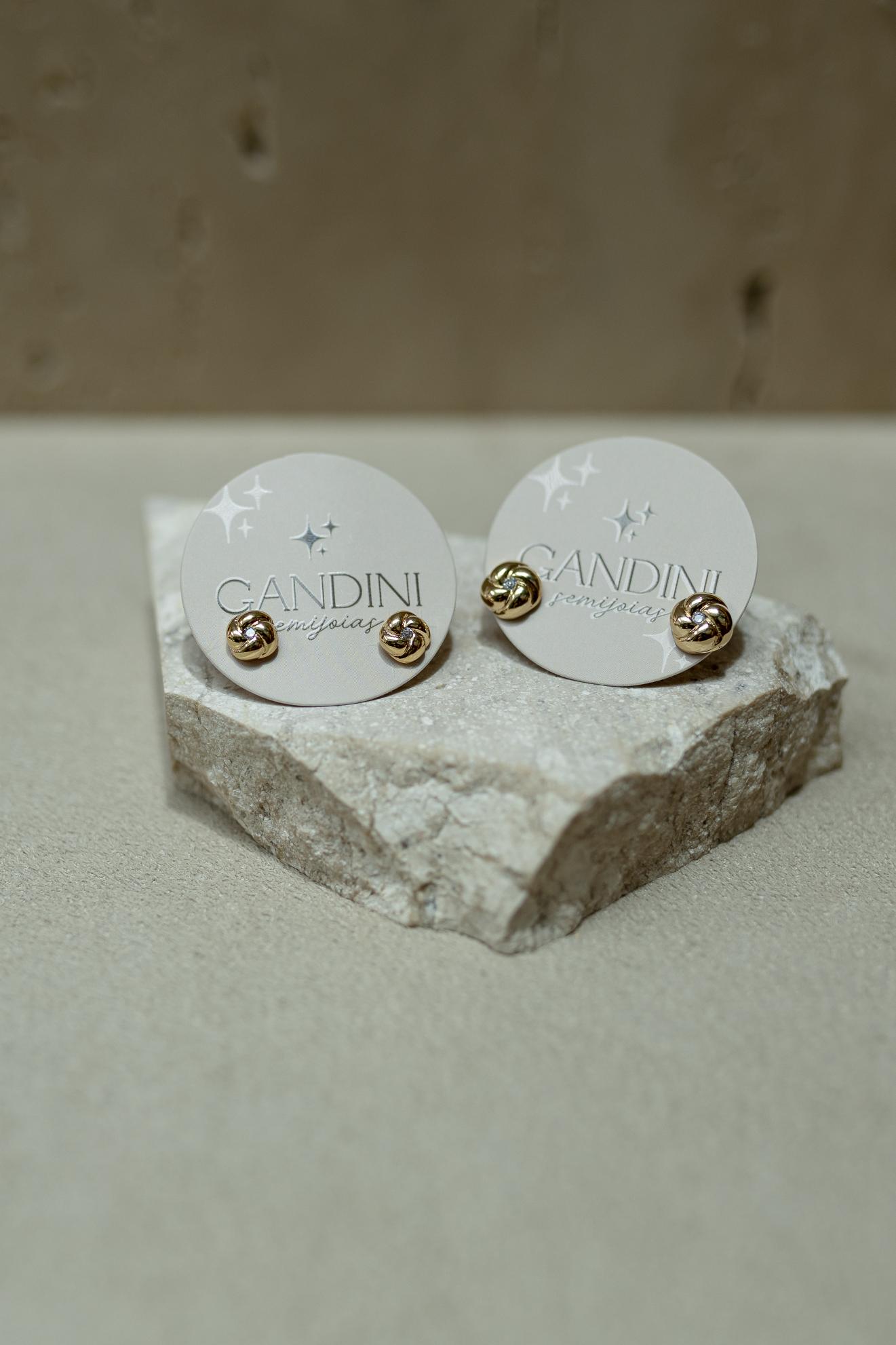 Brinco Botão Torcido com Zircônia G Dourado