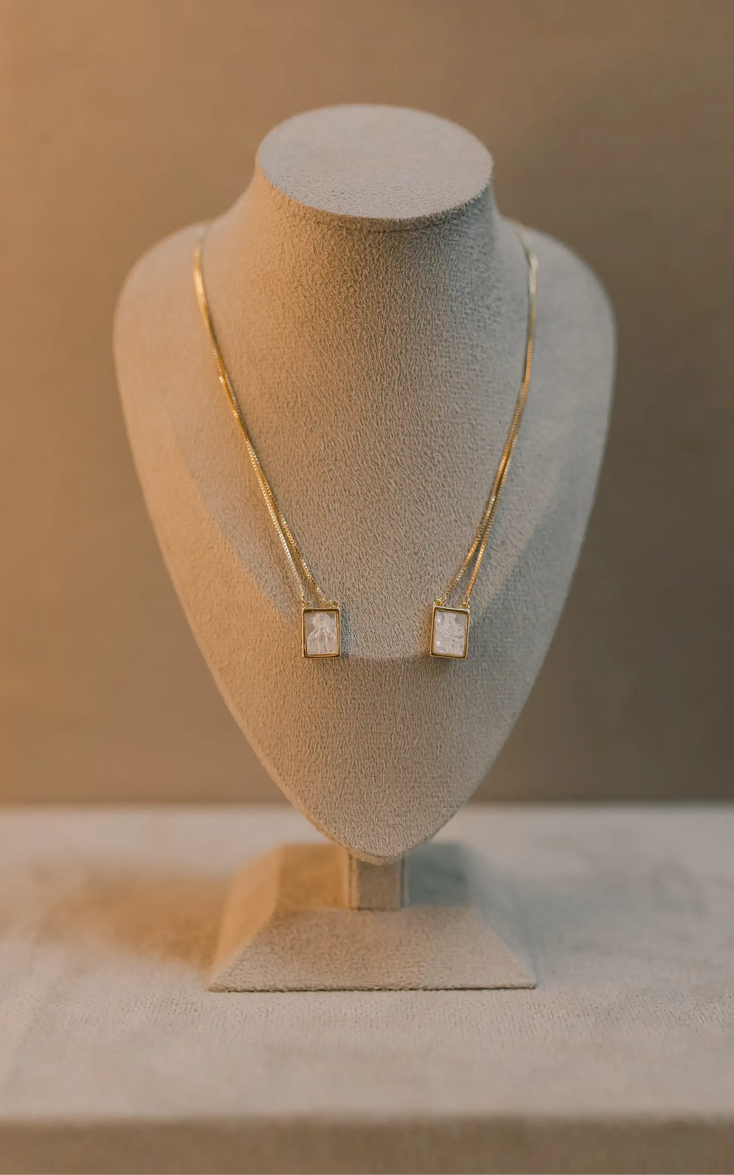 Colar Escapulário Nossa Senhora do Carmo Madrepérola Dourado