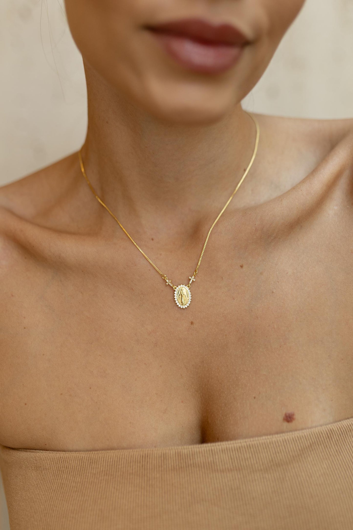 Colar Nossa Senhora das Graças Cravejado Dourado