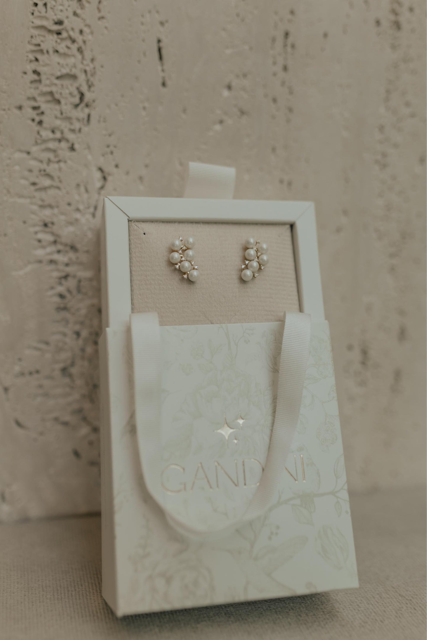 Brinco Ear Cuff Mini Pérolas e Zircônias Cristal Dourado