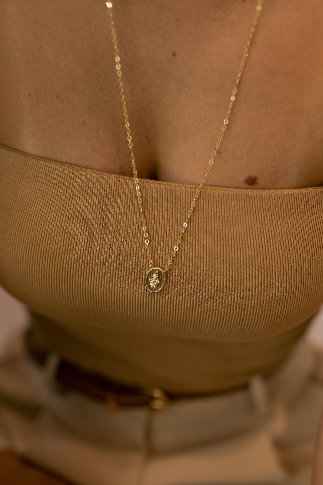 Colar Escapulário Flutuante Dourado