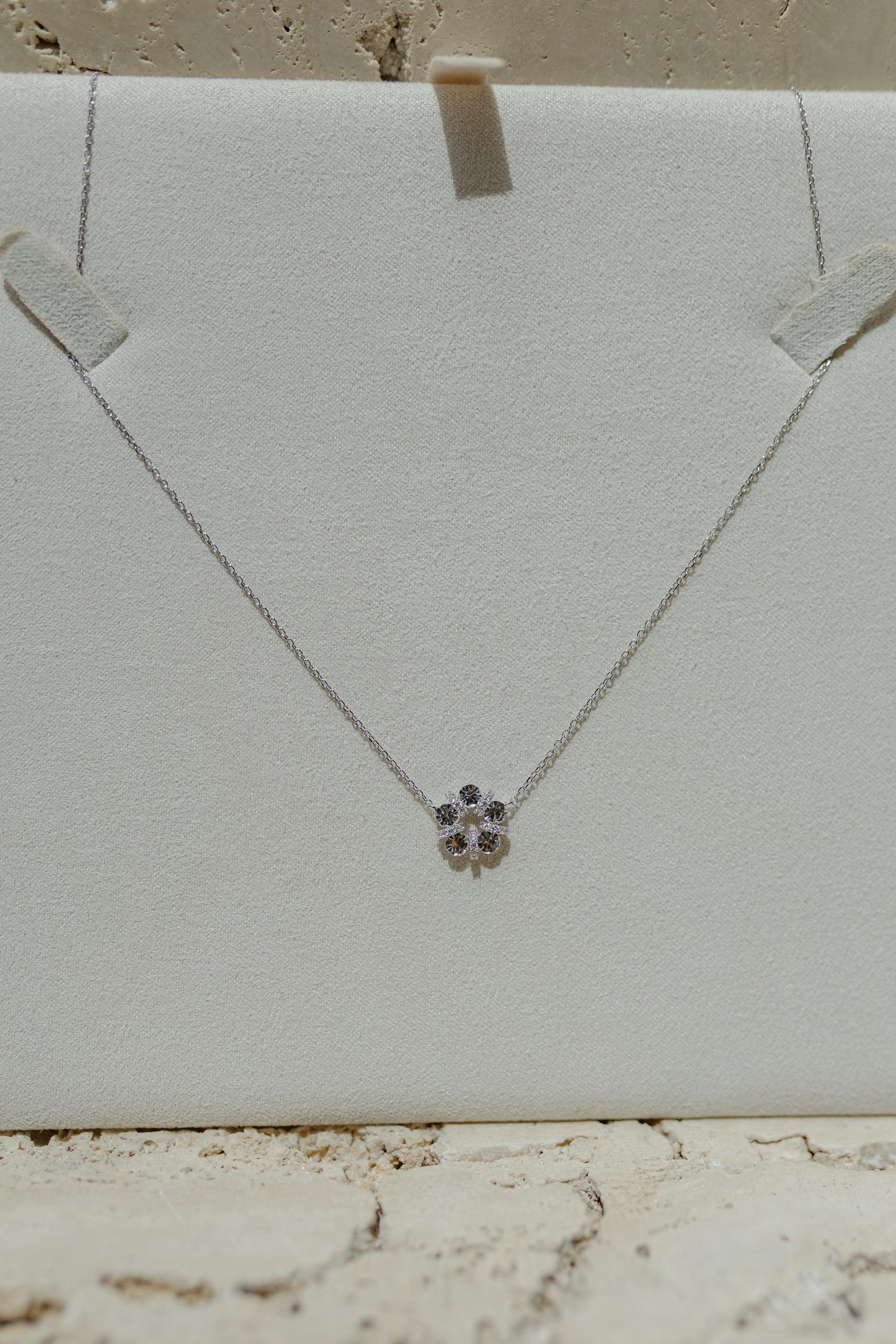 Colar Choker Flor Prata 925 Ródio Branco