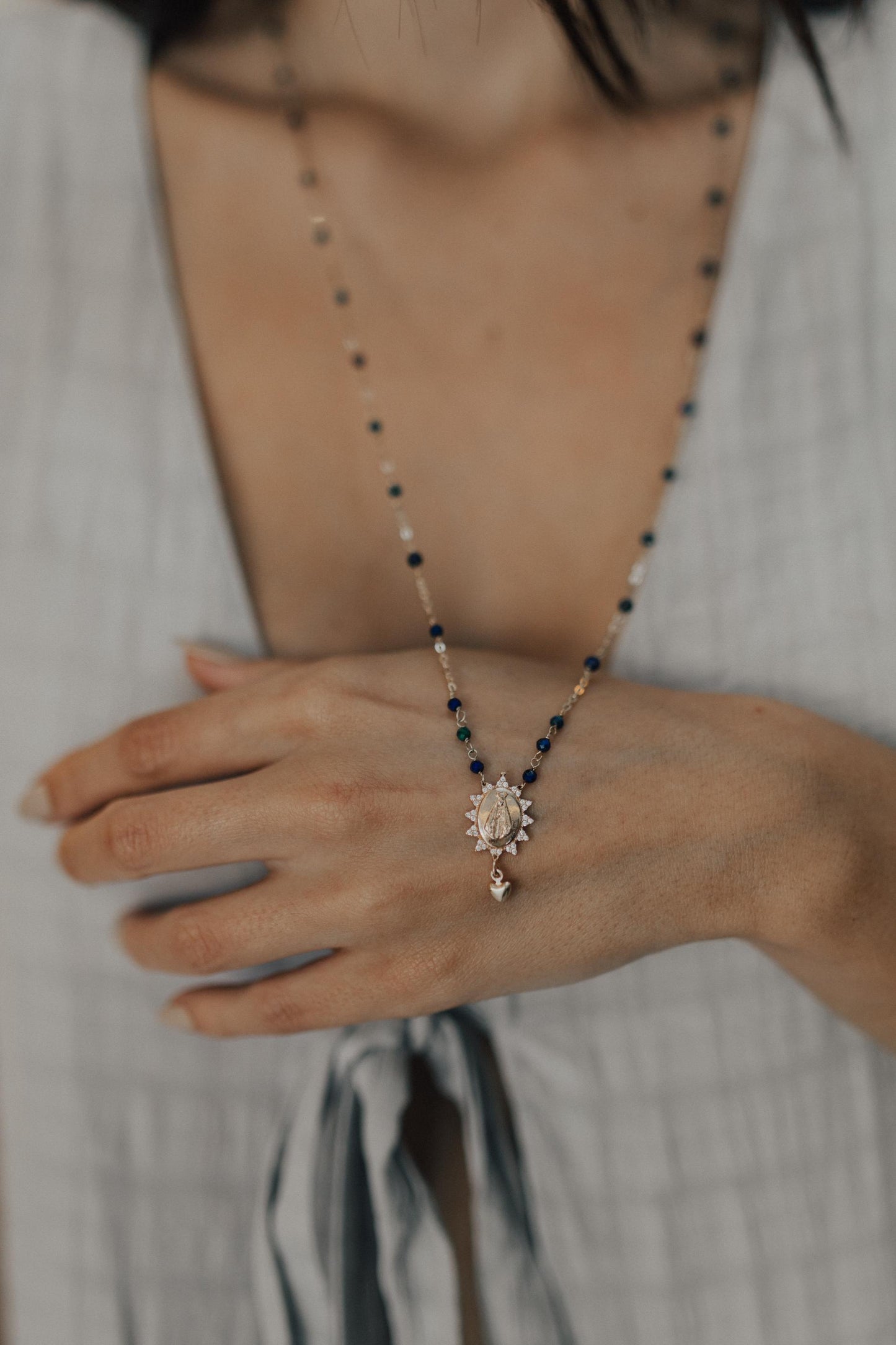 Colar Escapulário Pedras Naturais Nossa Senhora Aparecida Dourado