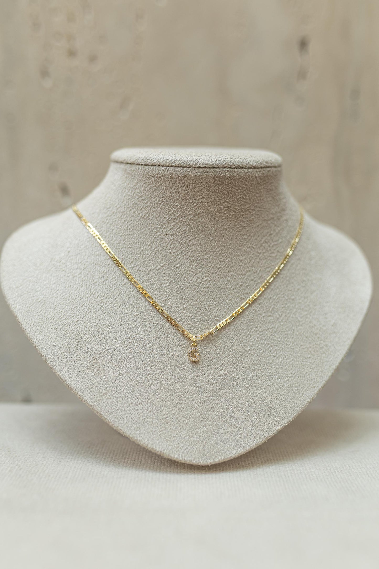 Colar Elos Figaro Inicial Cravejada Dourado