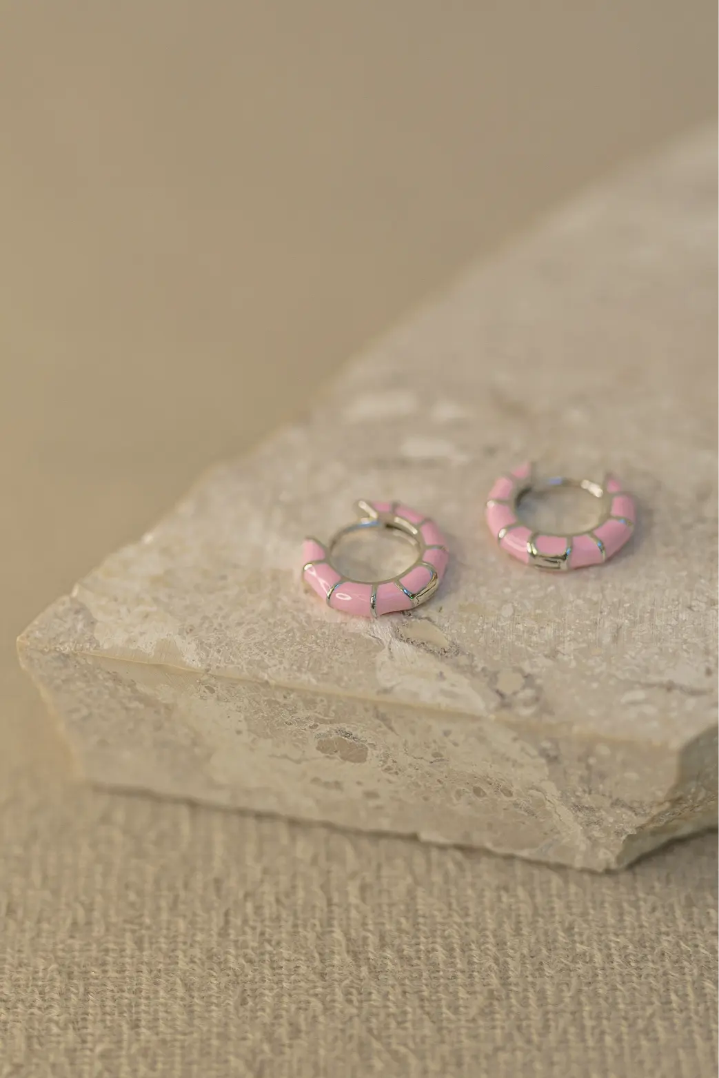 Brinco Argola Esmaltada Rosa Ródio Branco