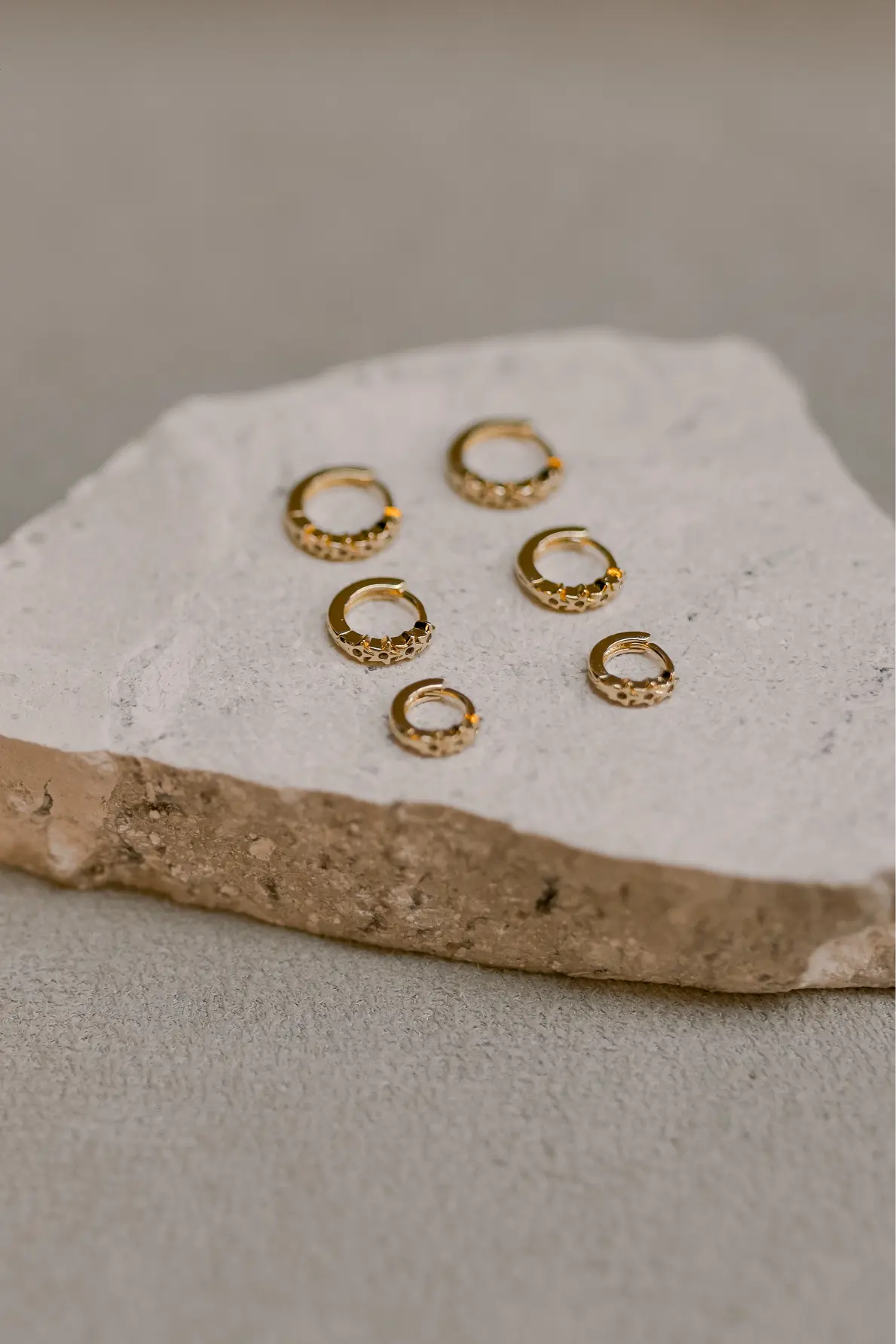 Brinco Argola Estrela Cravejada Dourado M