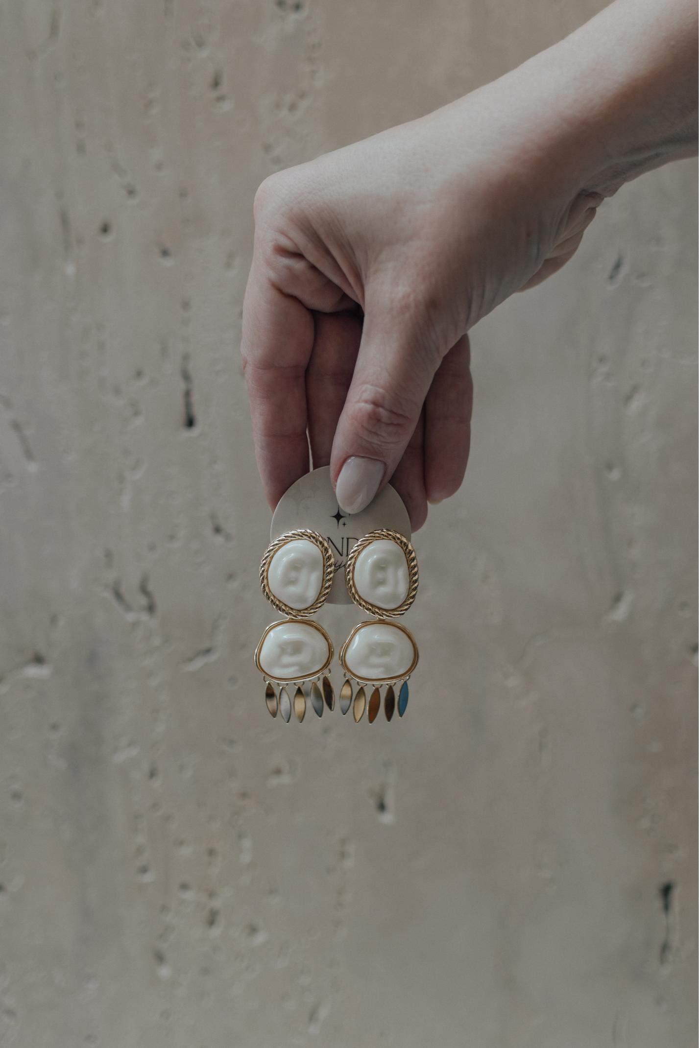 Brinco Duplo Orgânico Marfim Gotinhas Dourado