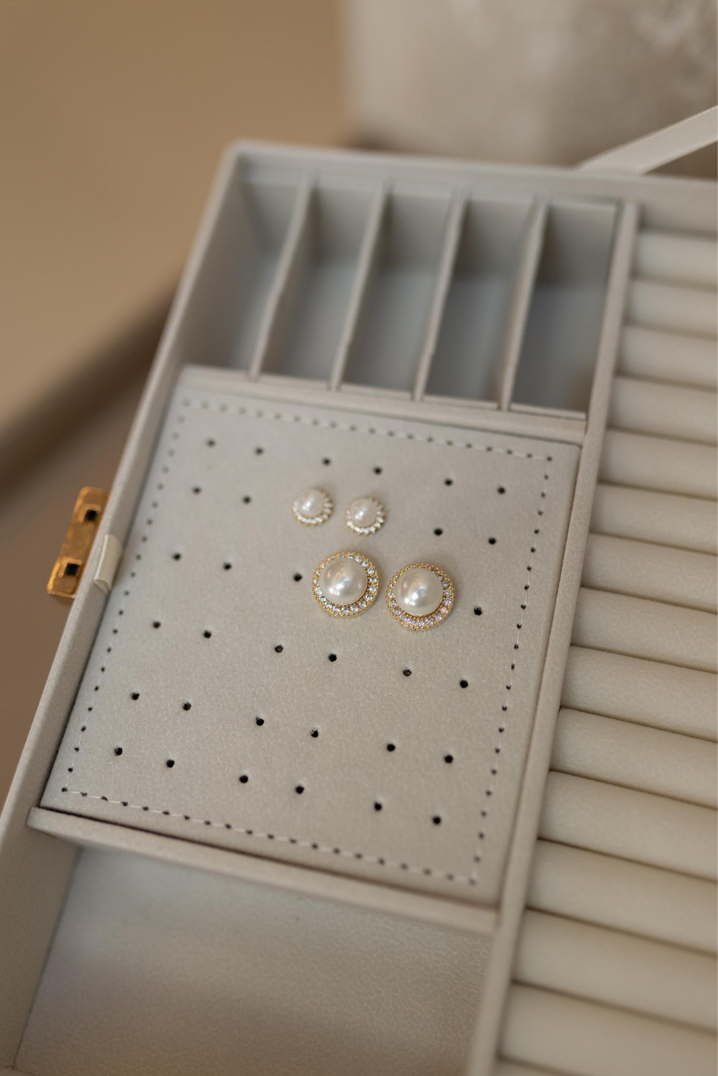 Brinco de Pérola Cravejado Dourado