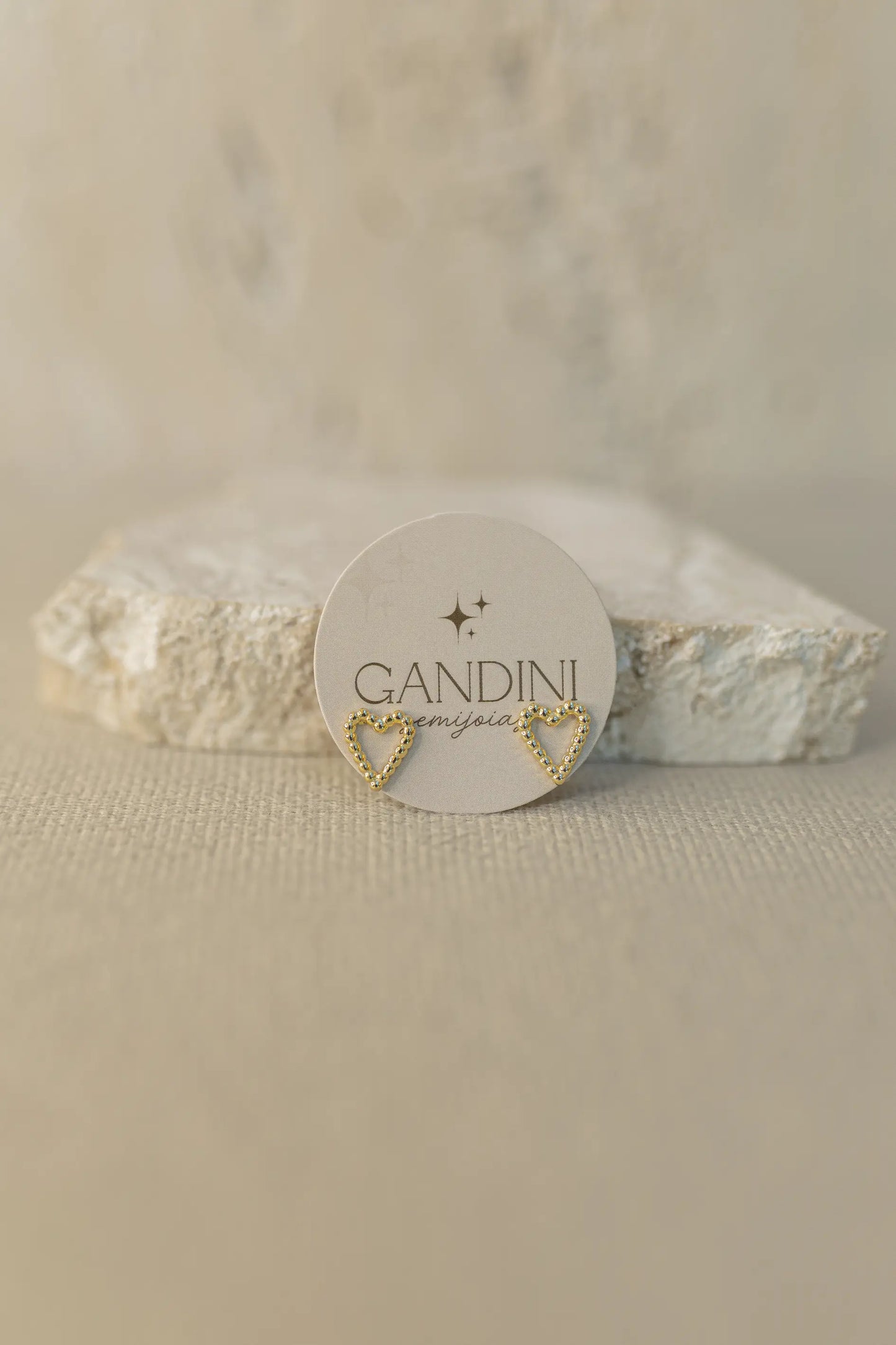 Brinco Coração Bolinhas Vazado Dourado