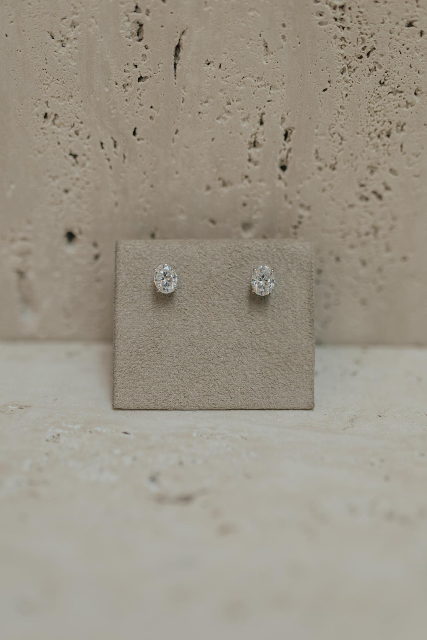 Brinco Oval Base Cravejada Moissanite Prata 925 Ródio Branco