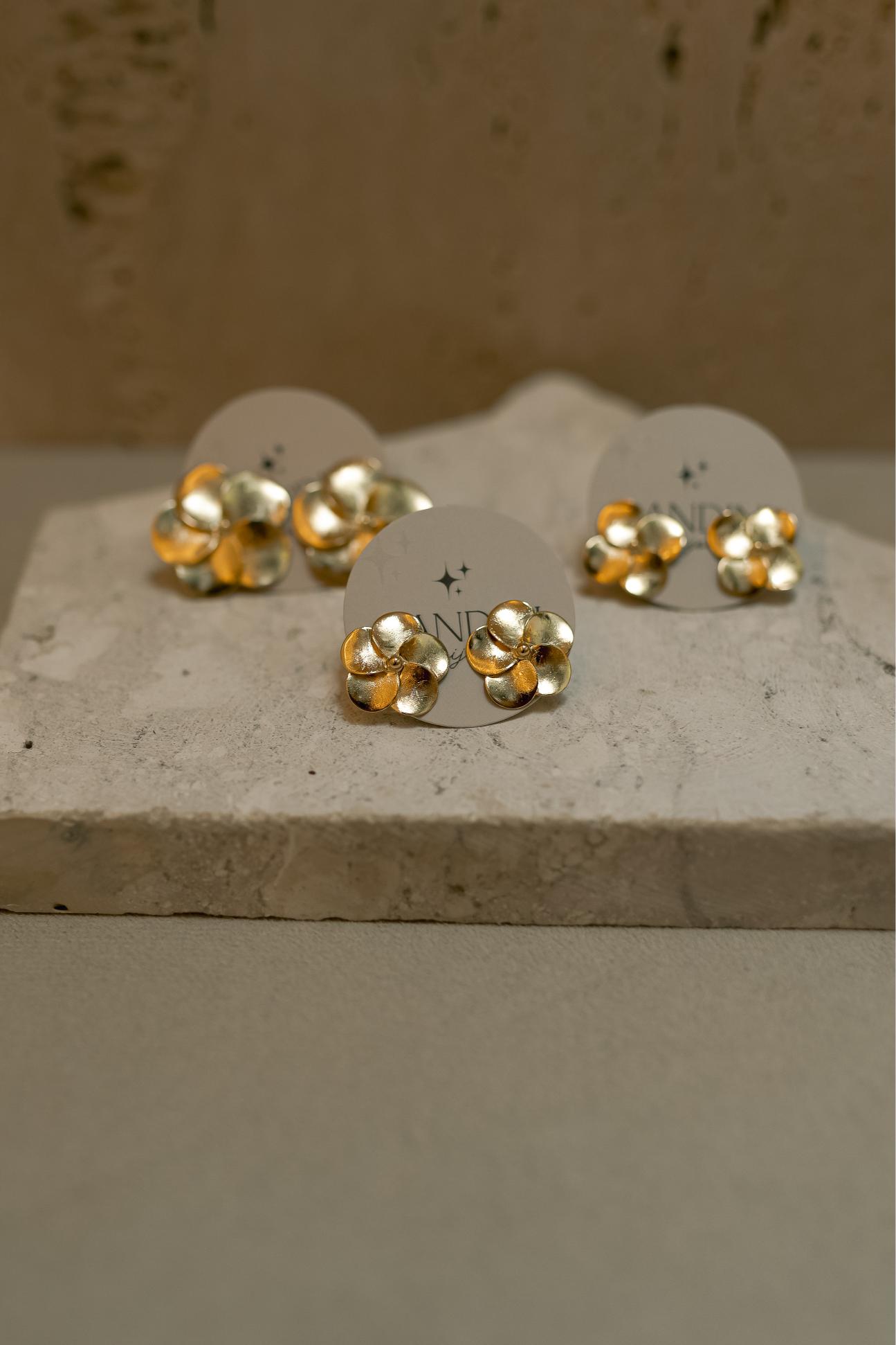 Brinco Flor Escovada 5 Pétalas Mini Dourado