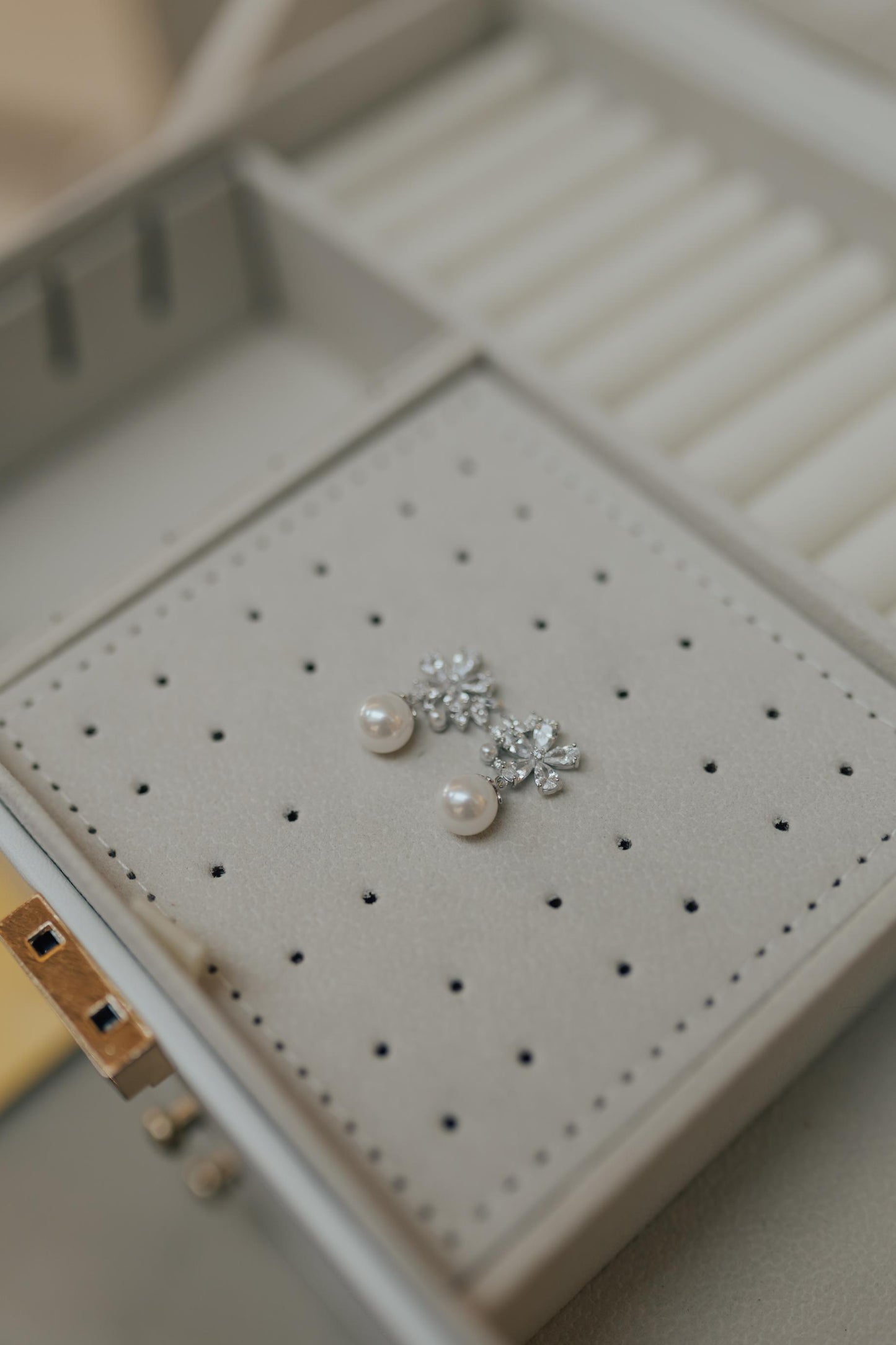 Brinco Flor 5 Pétalas e Pérola Prata 925 Ródio Branco