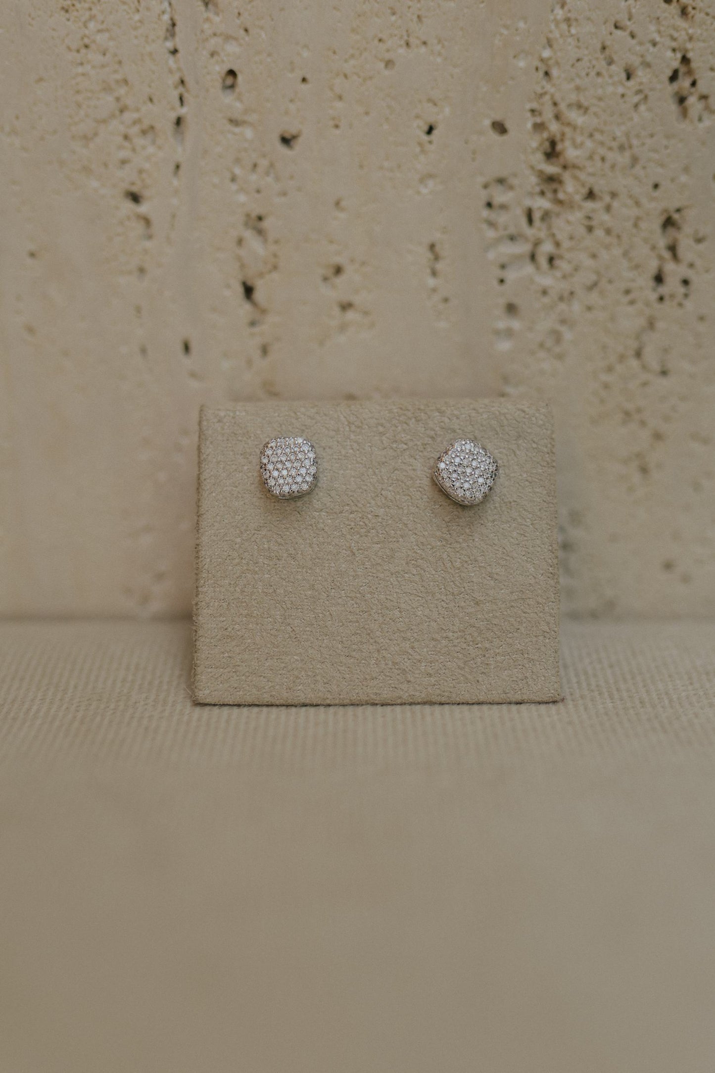 Brinco Orgânico Cravejado Ródio Branco M