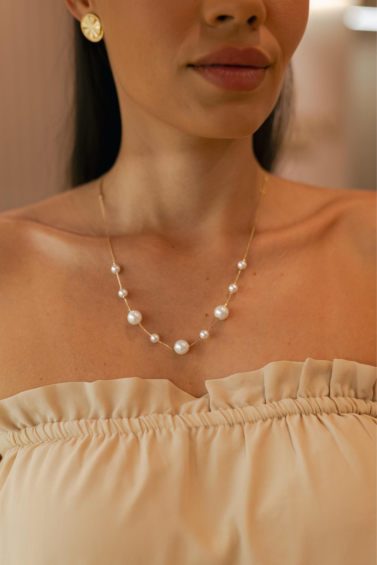 Brinco Redondo Martelado PP com Base Dourado