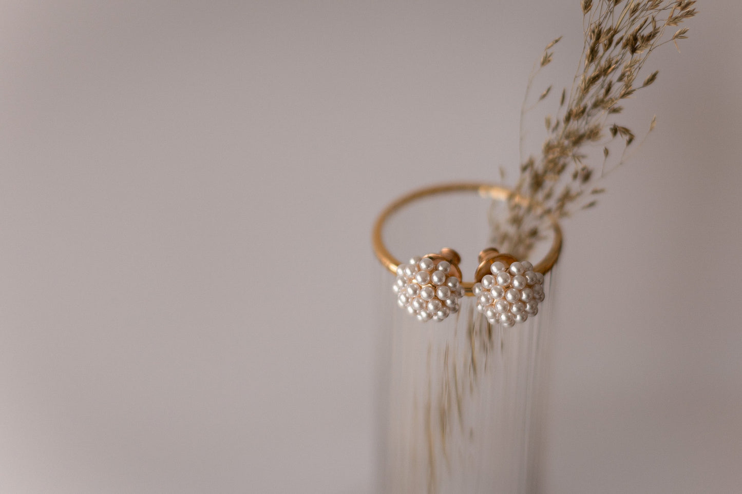 Brinco Meia Esfera de Micropérolas Dourado