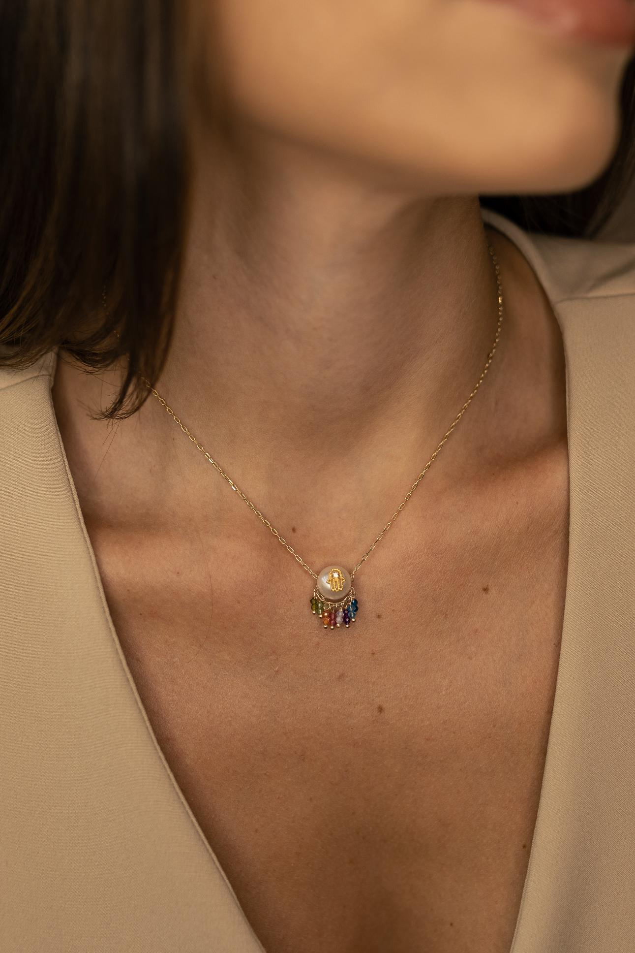 Colar Choker Mão de Hamsá com Pedras e Pérola Dourado