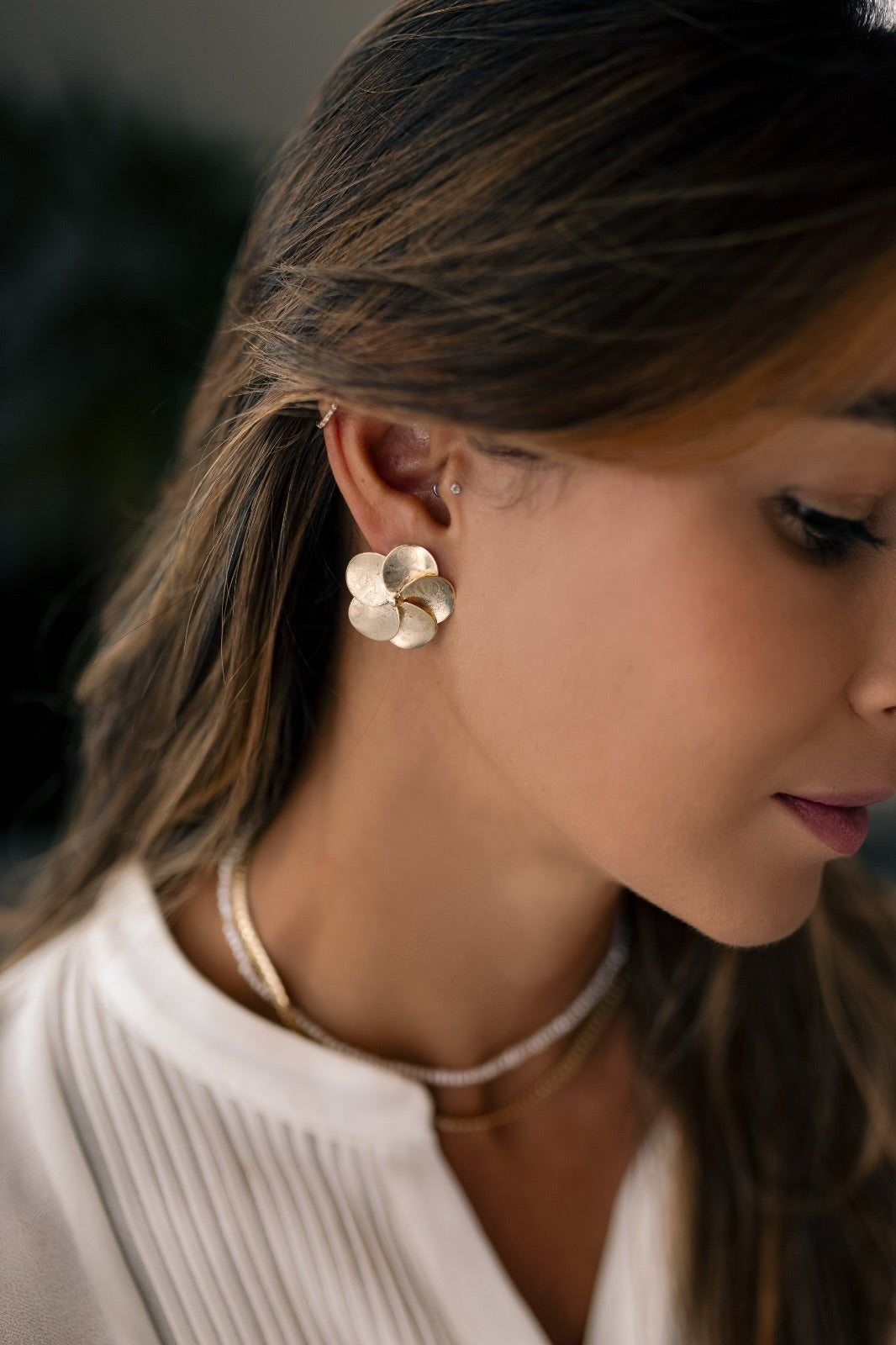 Brinco Flor Escovada 5 Pétalas Dourado