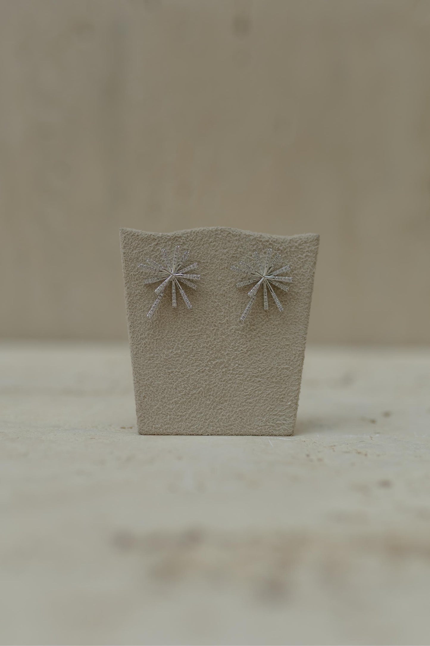 Brinco Explosão Cravejado Ródio Branco