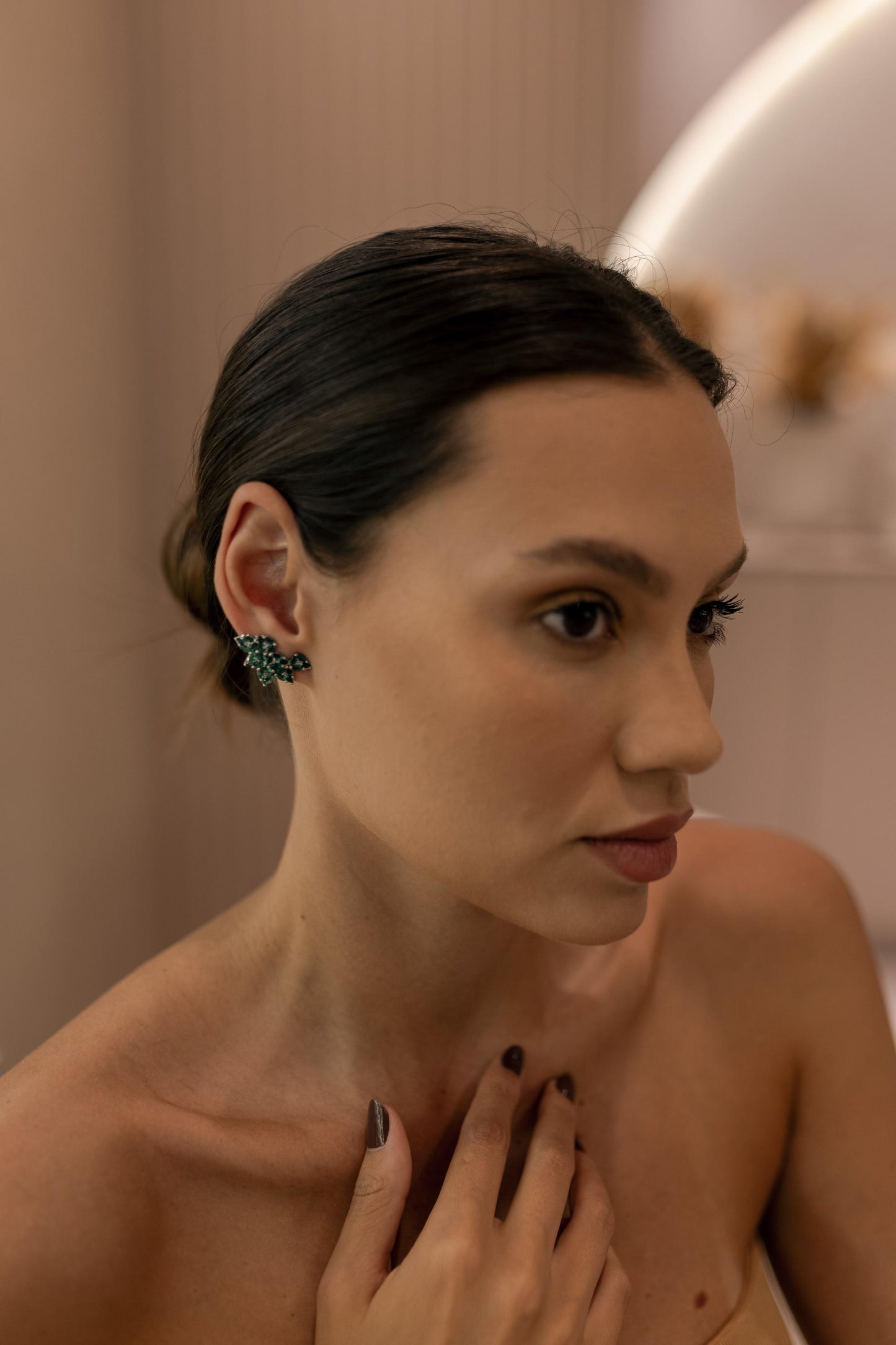 Brinco Ear Cuff Cravejado Esmeralda Ródio Branco