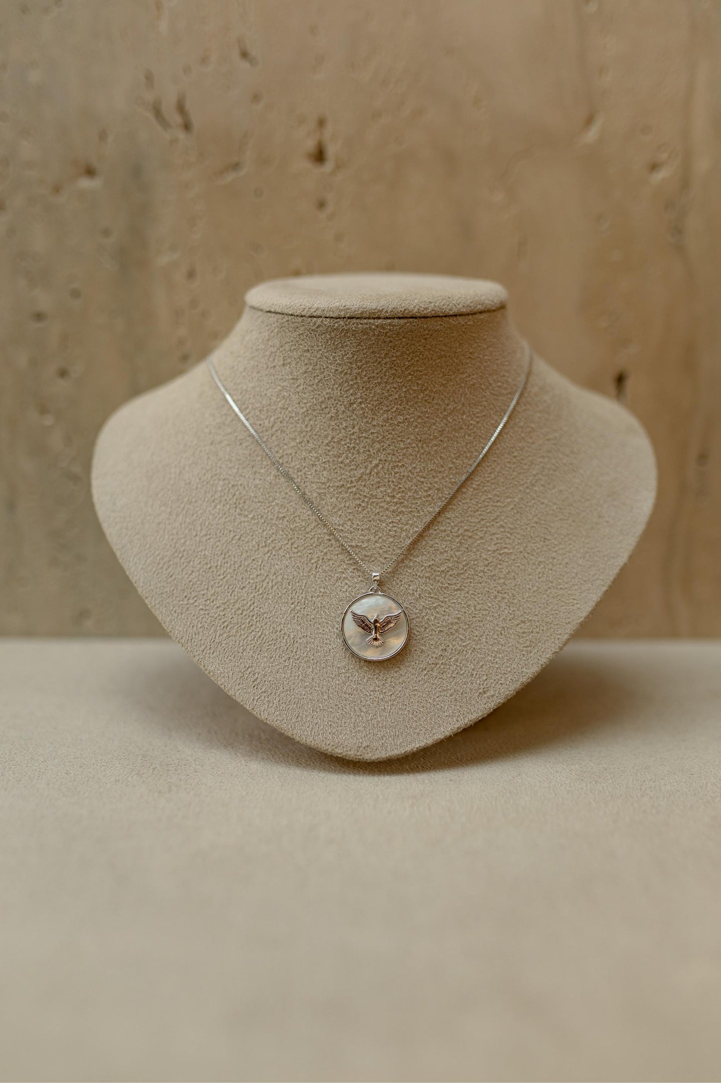 Colar Divino Espírito Santo Madrepérola Ródio Branco
