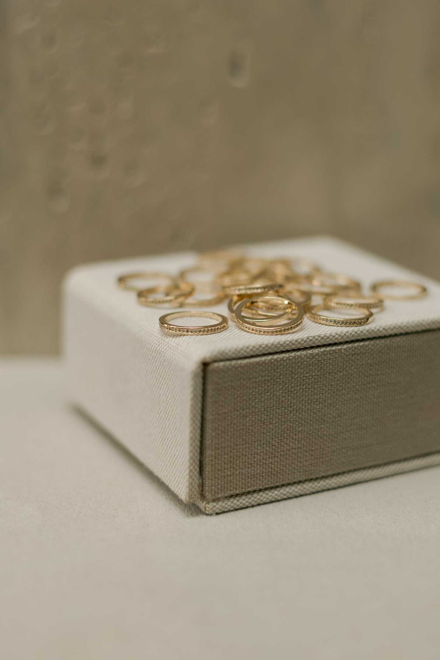 Anel Meia Aliança Cravejada Dourado