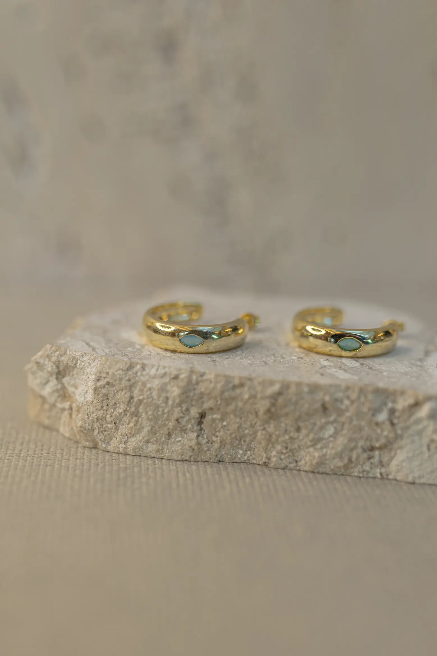 Brinco Argola Zircônia Losango Azul Dourado