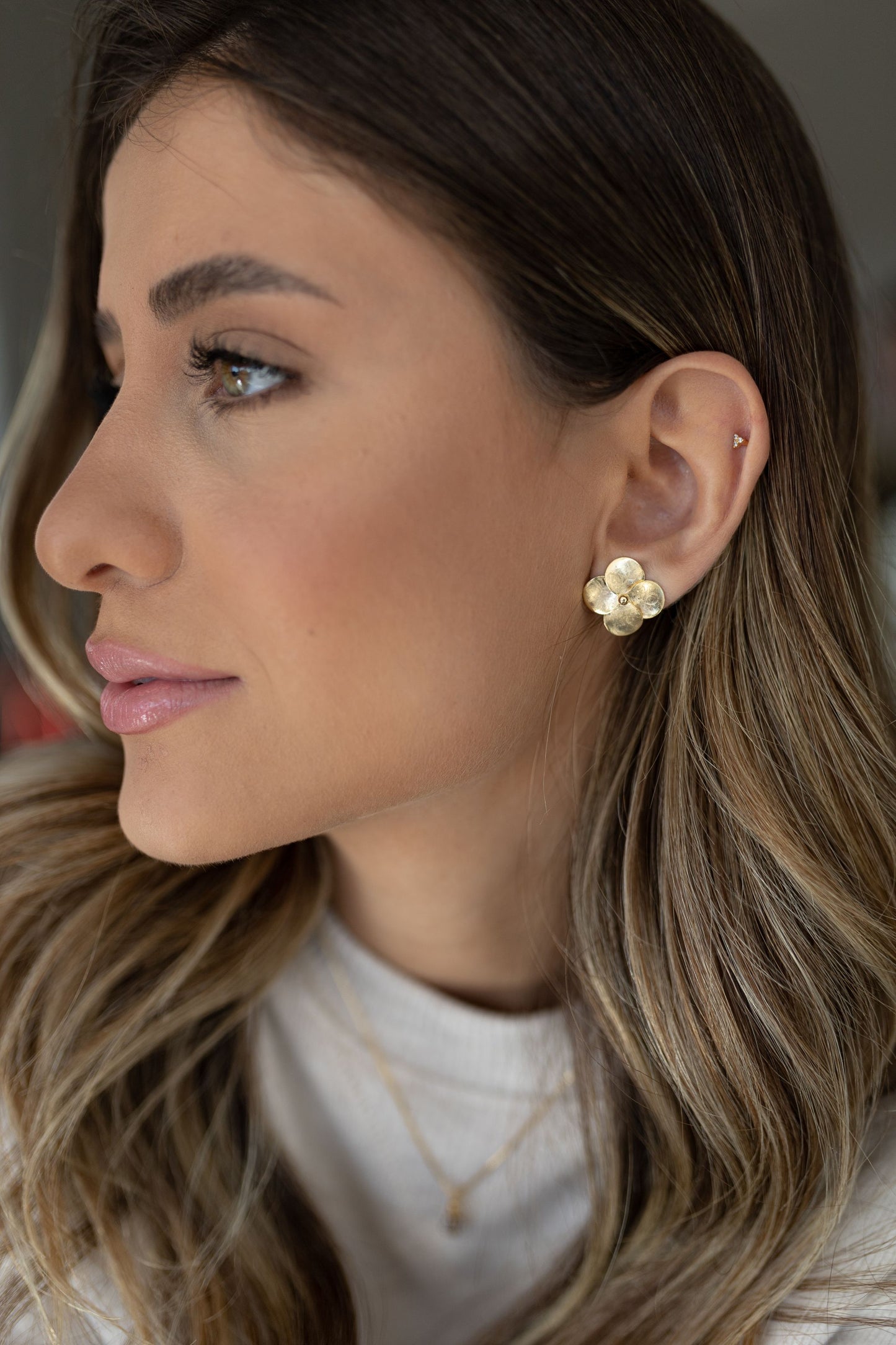 Brinco Flor Escovada 4 Pétalas Mini Dourado