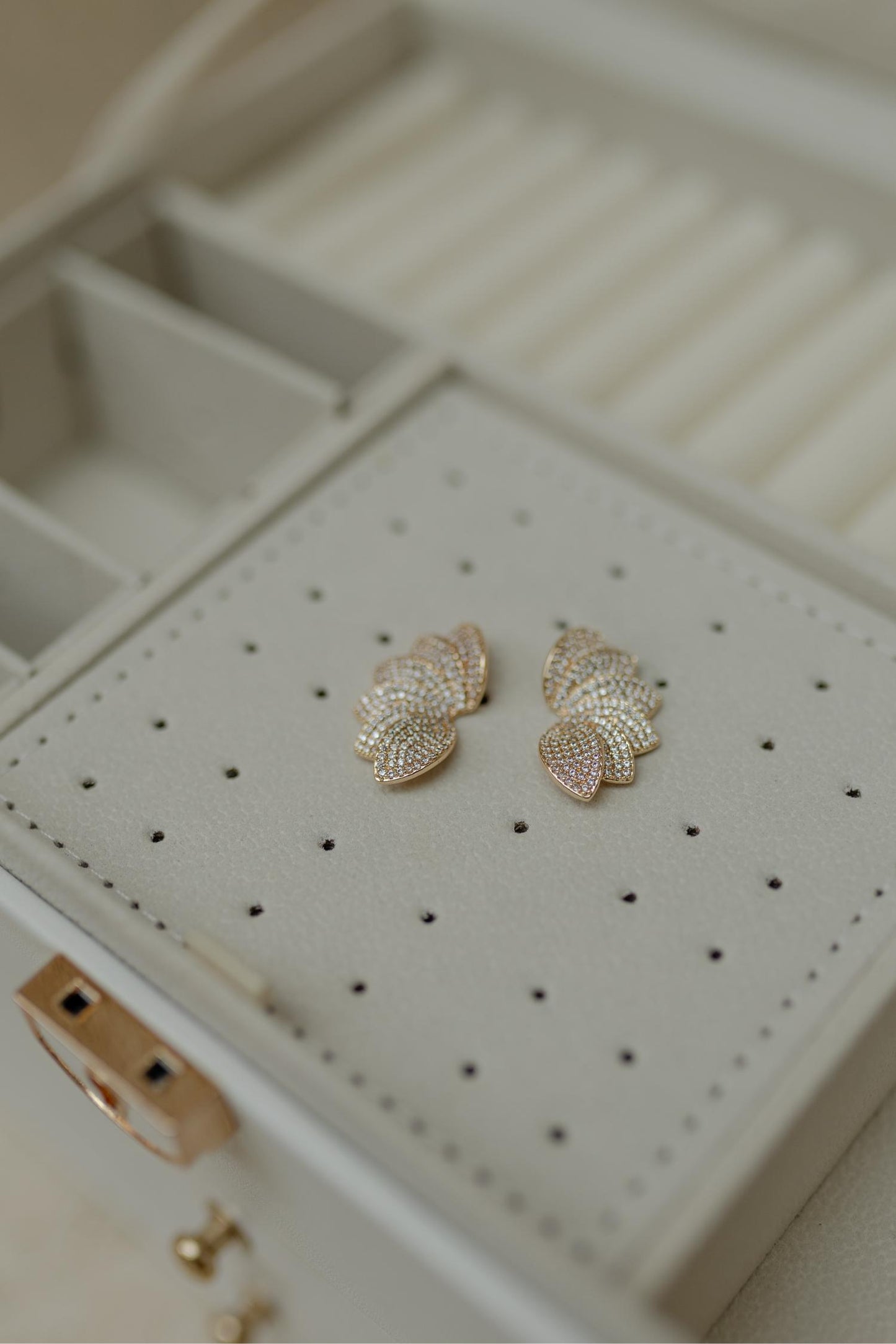 Brinco Mini Ear Cuff 6 Folhas Dourado