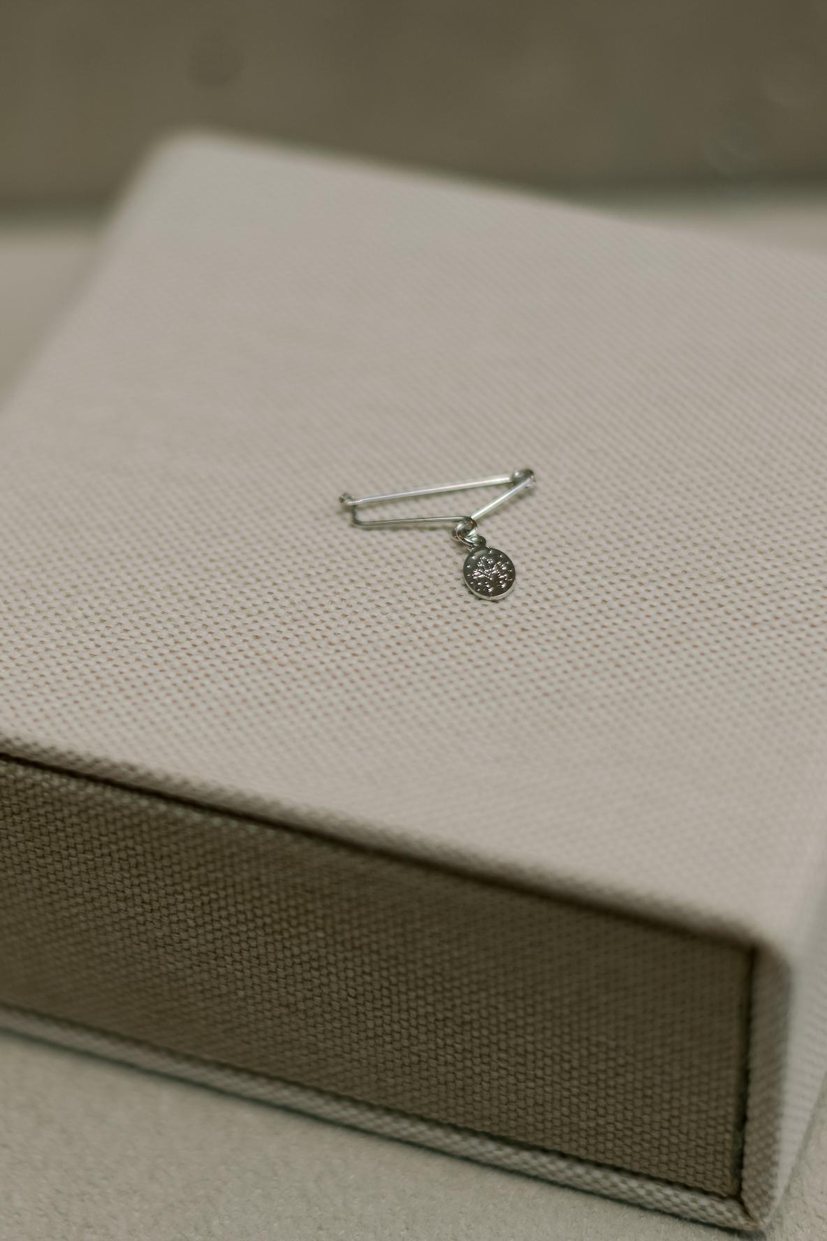 Alfinete Batizado Medalha Milagrosa Ródio Branco