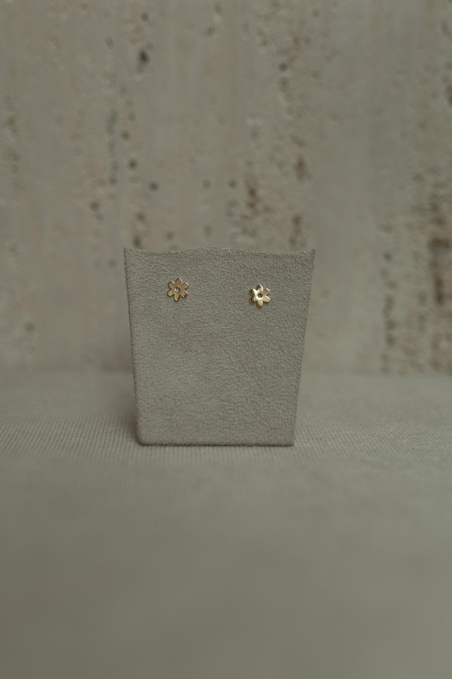 Brinco Infantil Flor Liso Dourado