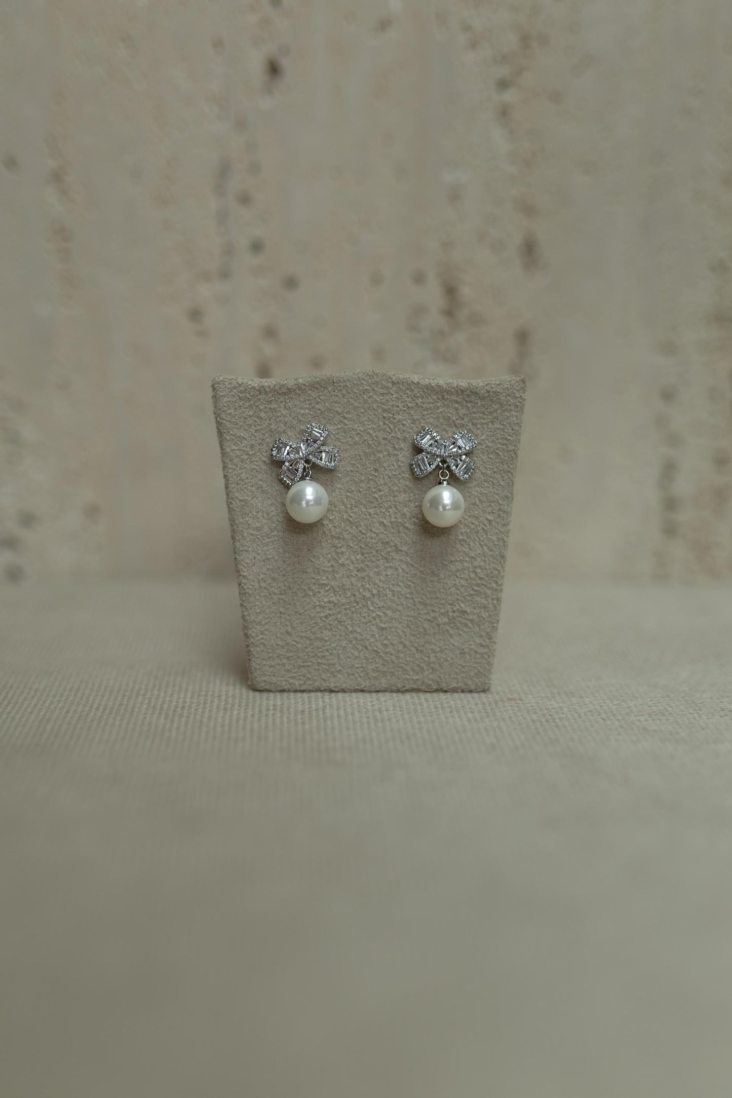 Brinco Laço Baguete Pérola Ródio Branco