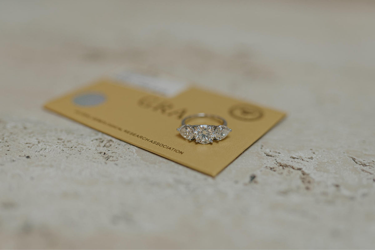 Anel Solitário 2 Gotas e Redondo Central Moissanite Prata 925 Ródio Branco