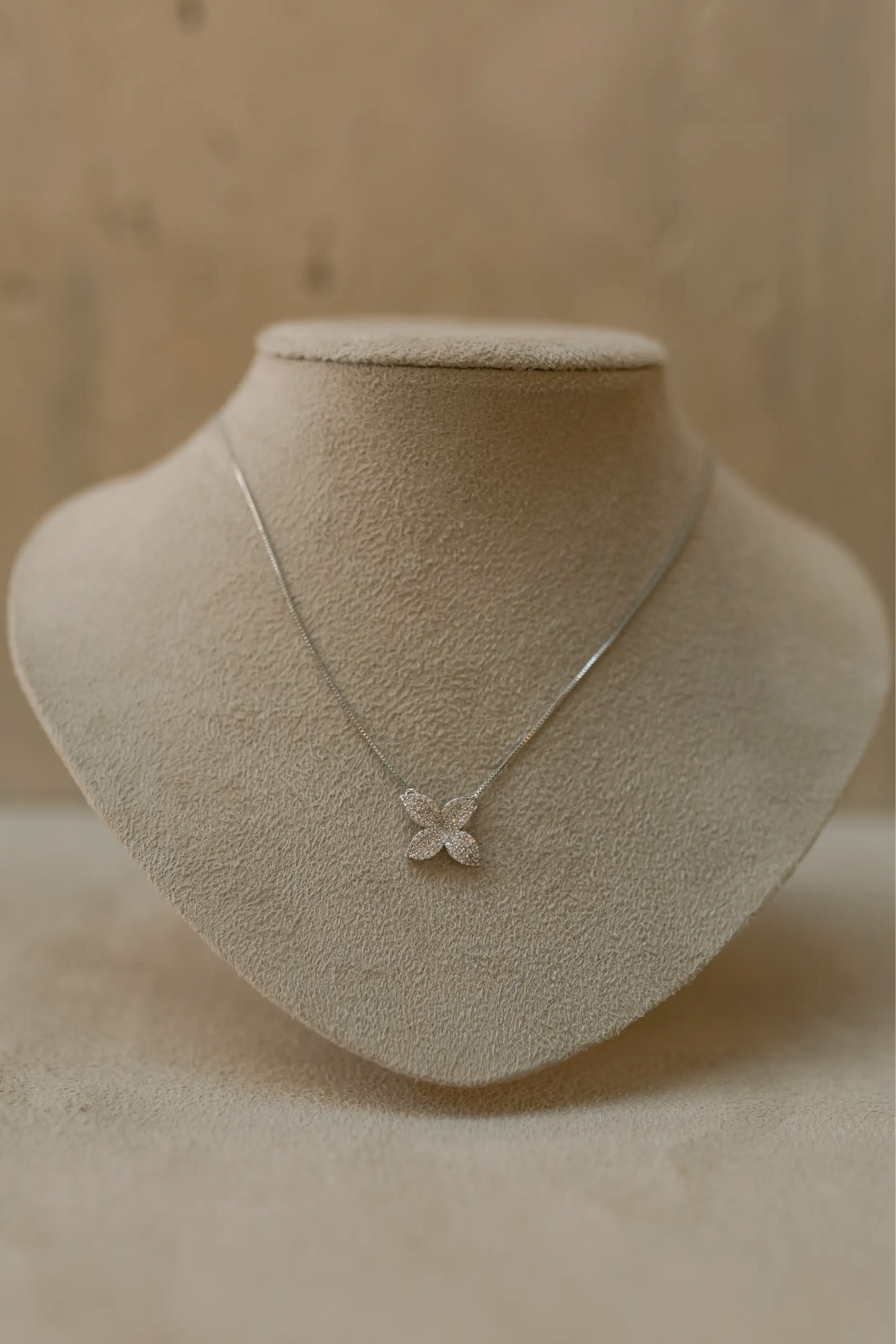 Colar Camélia Ródio Branco