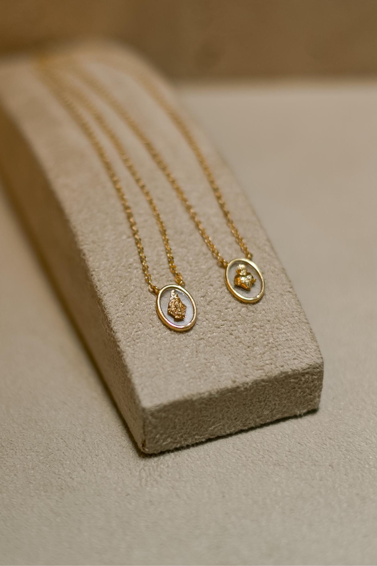 Colar Escapulário Flutuante Dourado