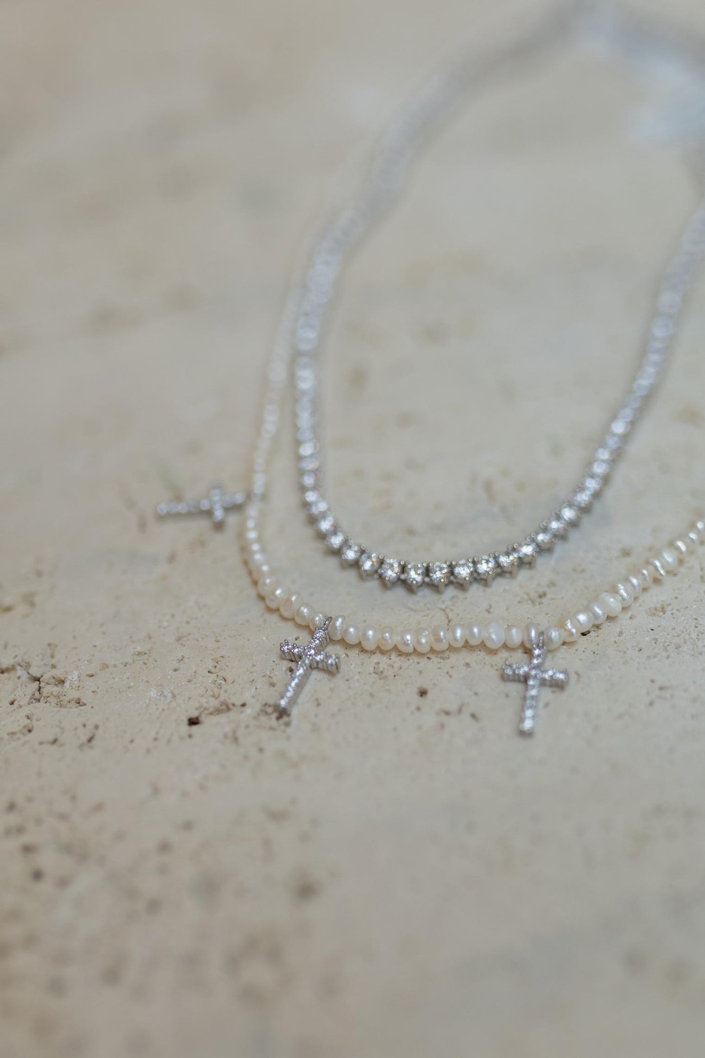 Colar Mini Pérola de Água Doce Crucifixos Prata 925 Ródio Branco