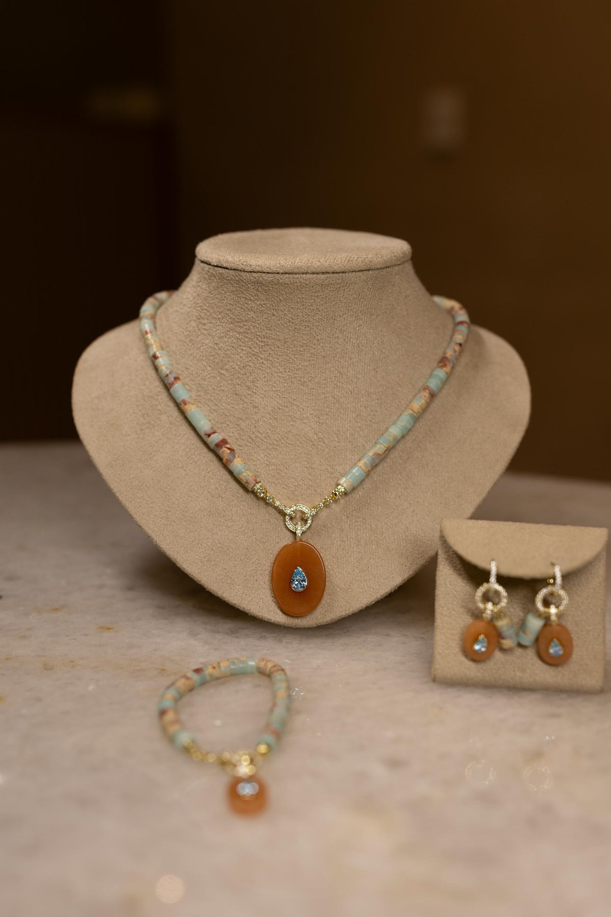 Brinco Argola Cravejada Sunstone Água Marinha Dourado