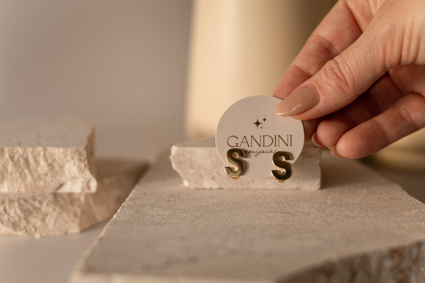 Brinco Argola Click Letra Dourado