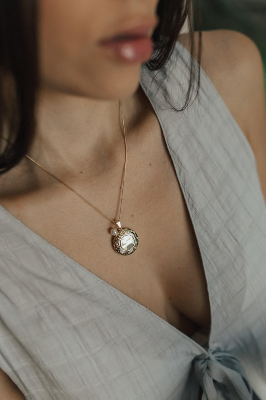 Colar Relicário Personalizado com 2 Fotos | Borda Trabalhada Banho Ouro 18k