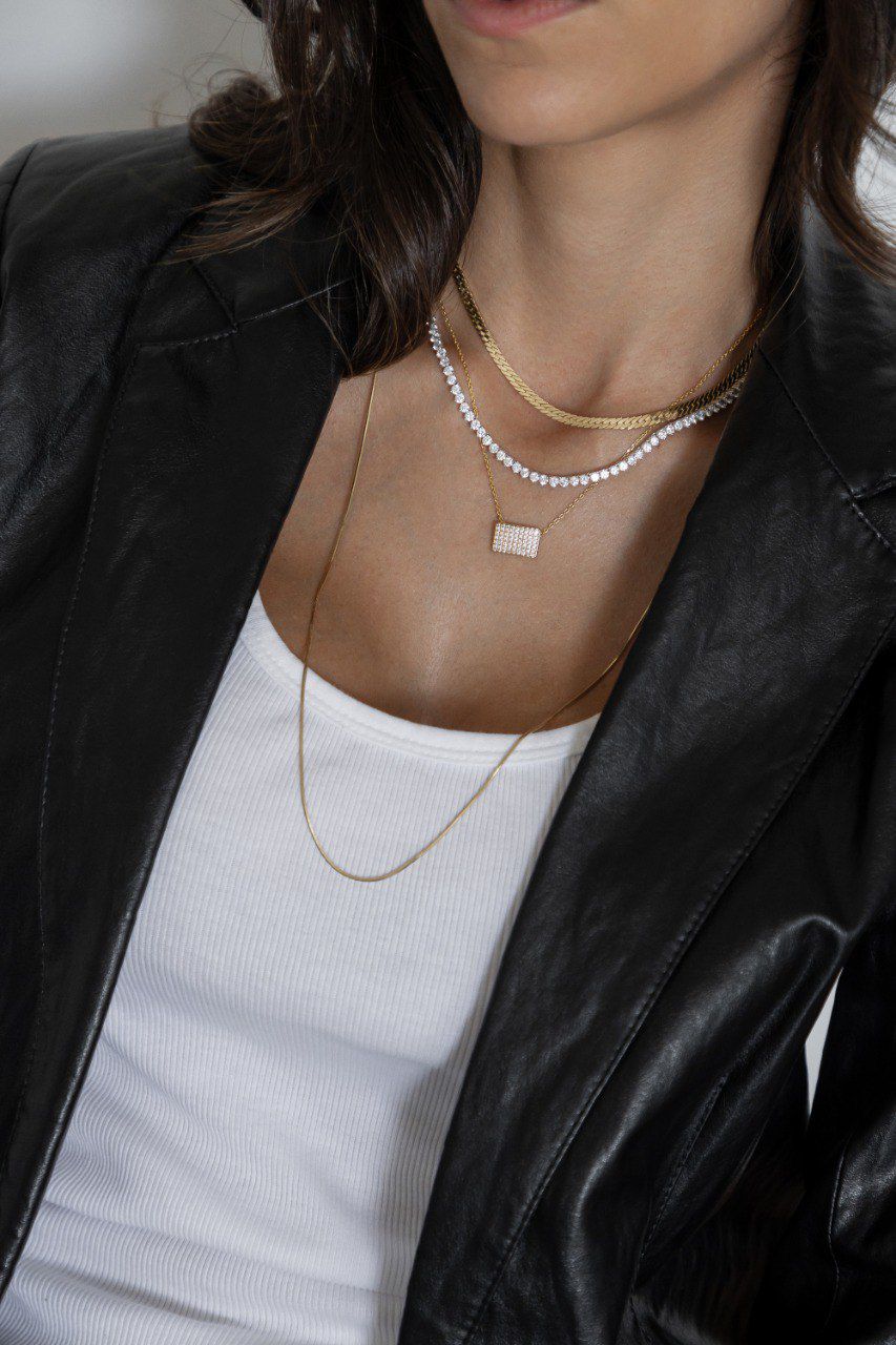 Colar Quadrado Cravejado Dourado