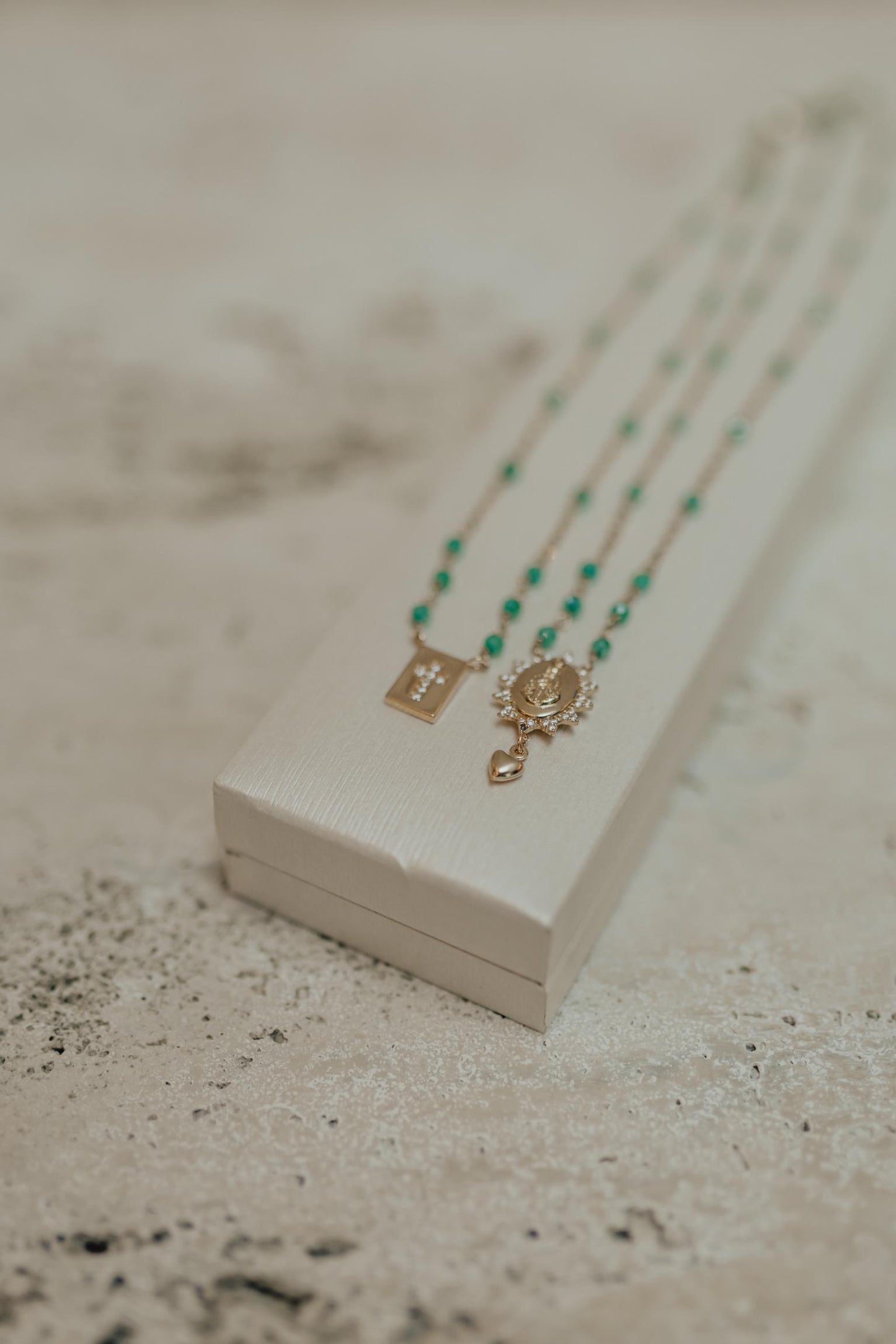Colar Escapulário Pedras Naturais Verde Nossa Senhora Aparecida Dourado