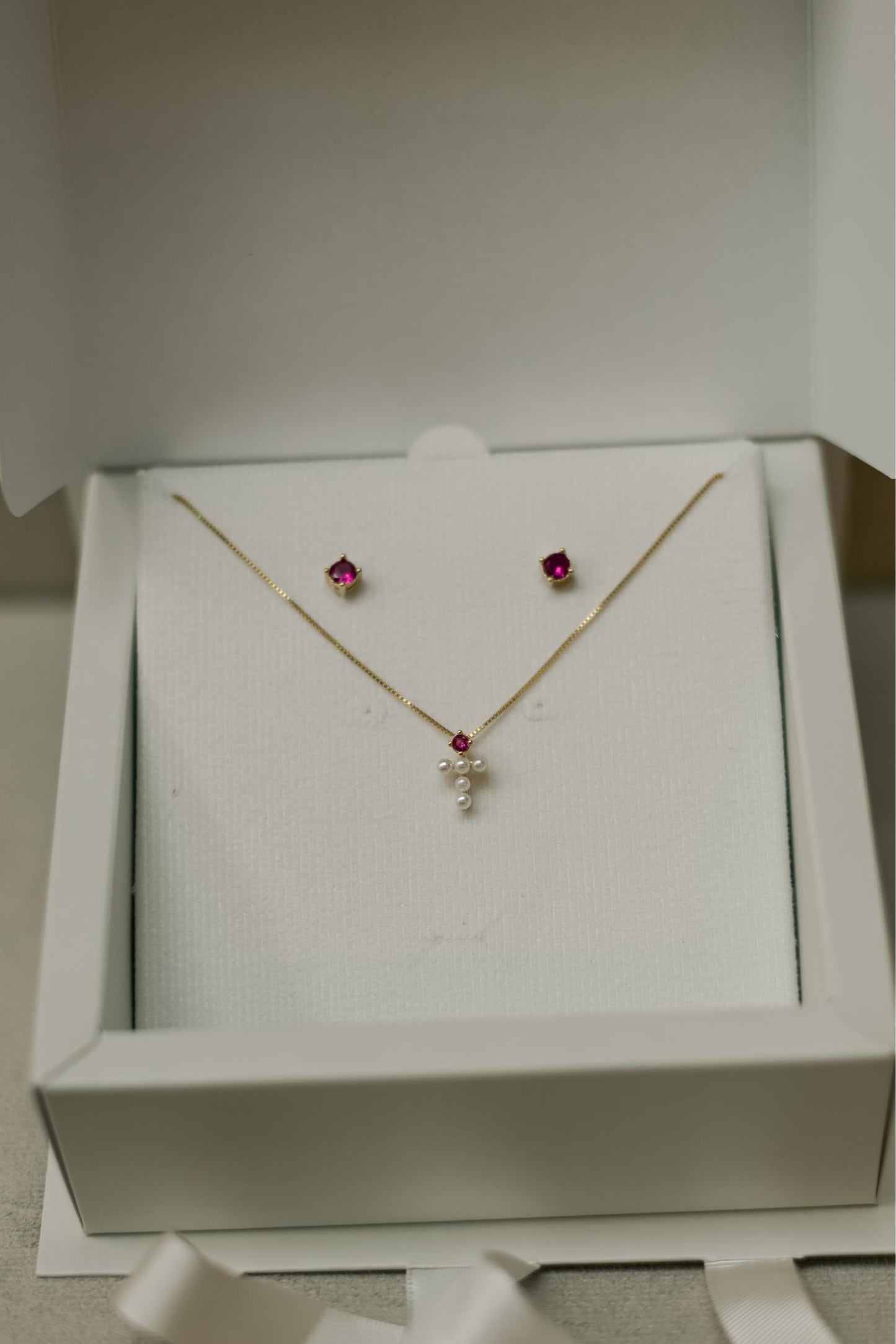 Colar Mini Crucifixo de Pérola Rubi Dourado