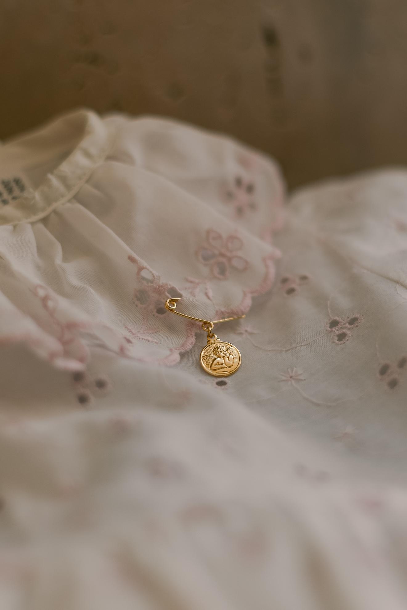 Alfinete Batizado Anjo da Guarda Dourado