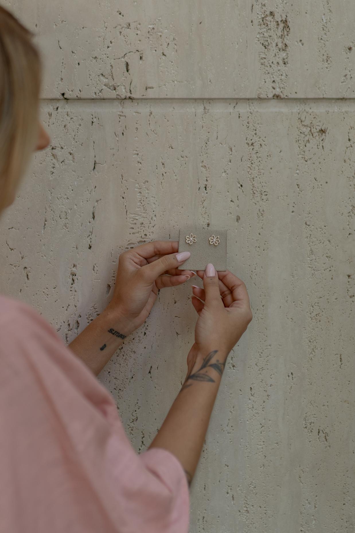 Brinco Flor Vazada Cristal Dourado