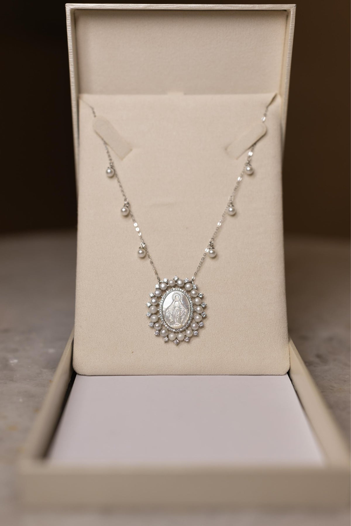 Colar Nossa Senhora das Graças Madrepérola Prata 925 Ródio Branco