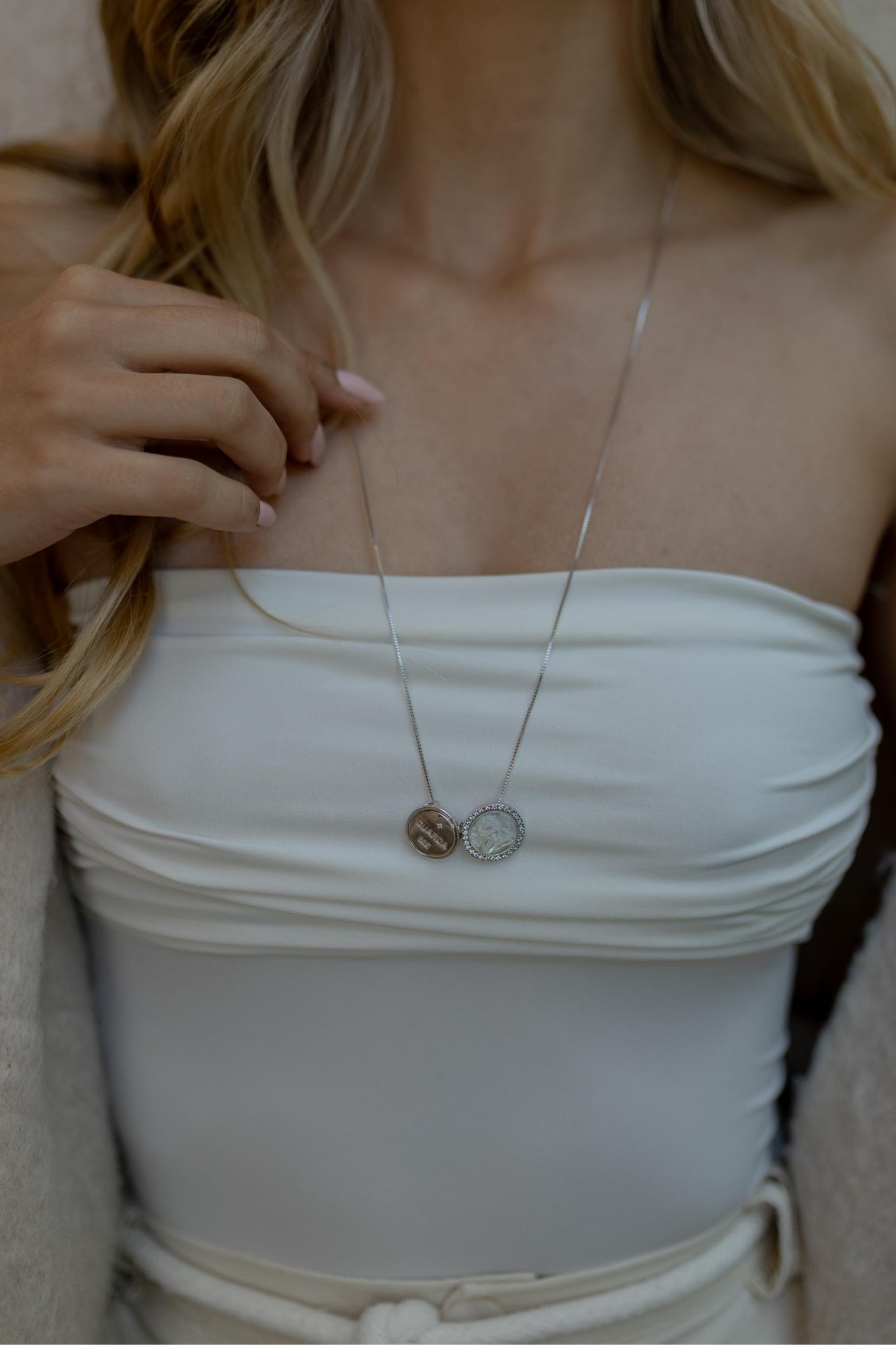 Colar Escapulário Articulável Anjo da Guarda Madrepérola Ródio Branco