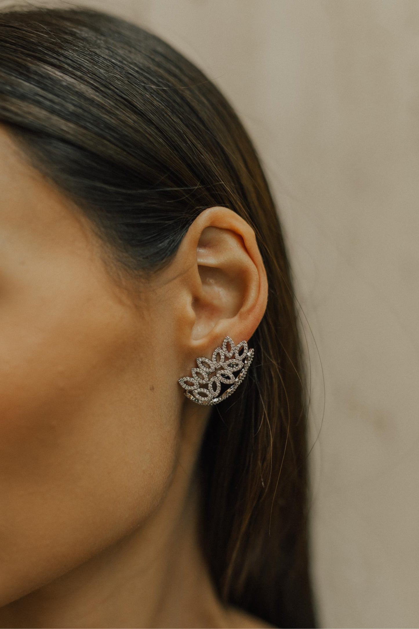 Brinco Ear Cuff Folhas Cravejadas Ródio Branco