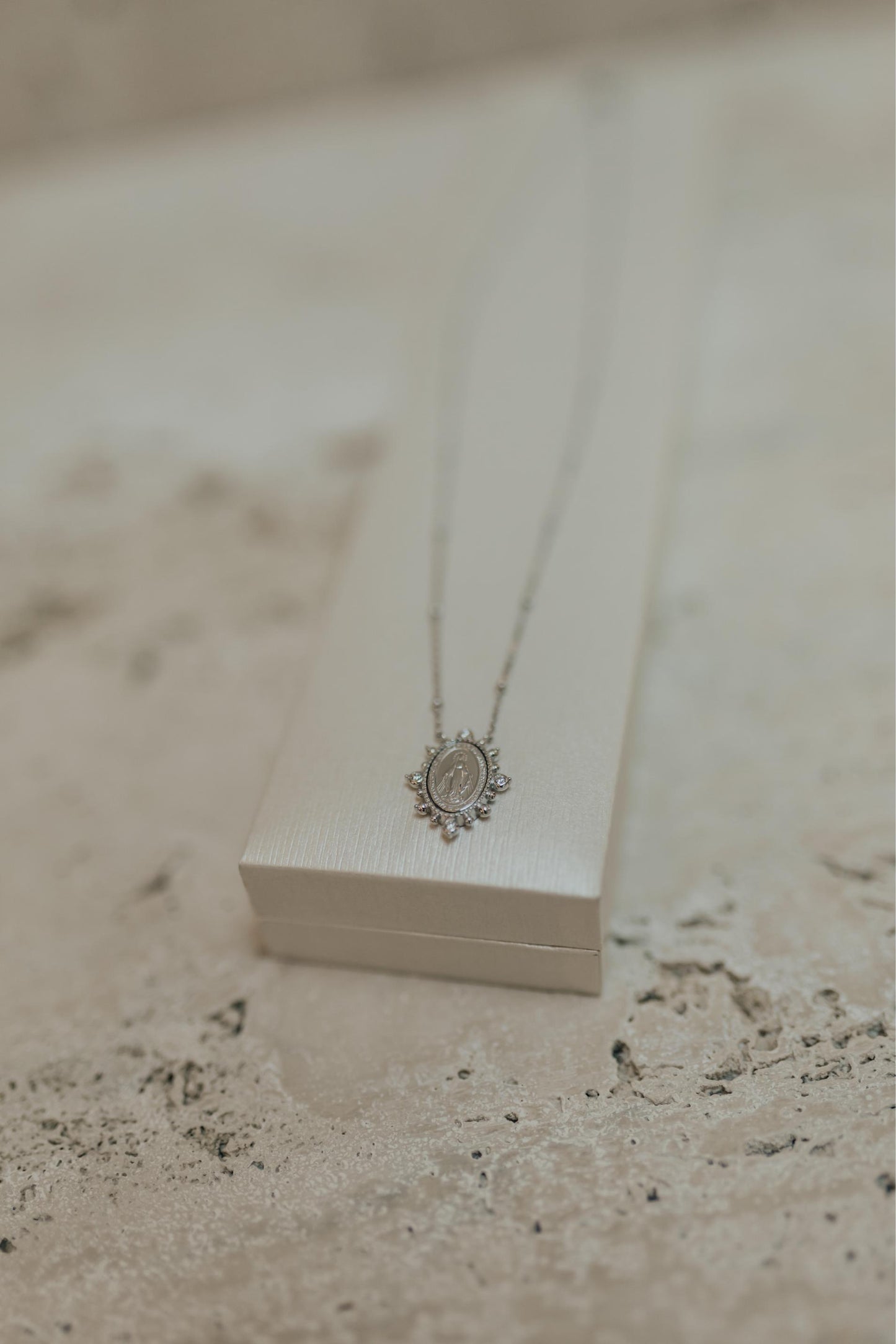 Colar Nossa Senhora das Graças Zircônia Cristal Prata 925 Ródio Branco