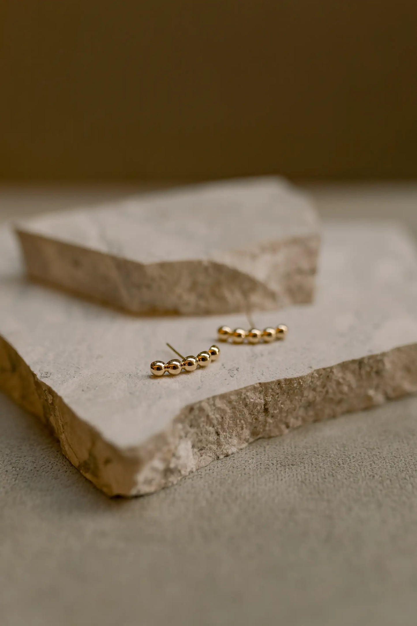 Brinco Ear Hook Bolinha Dourado